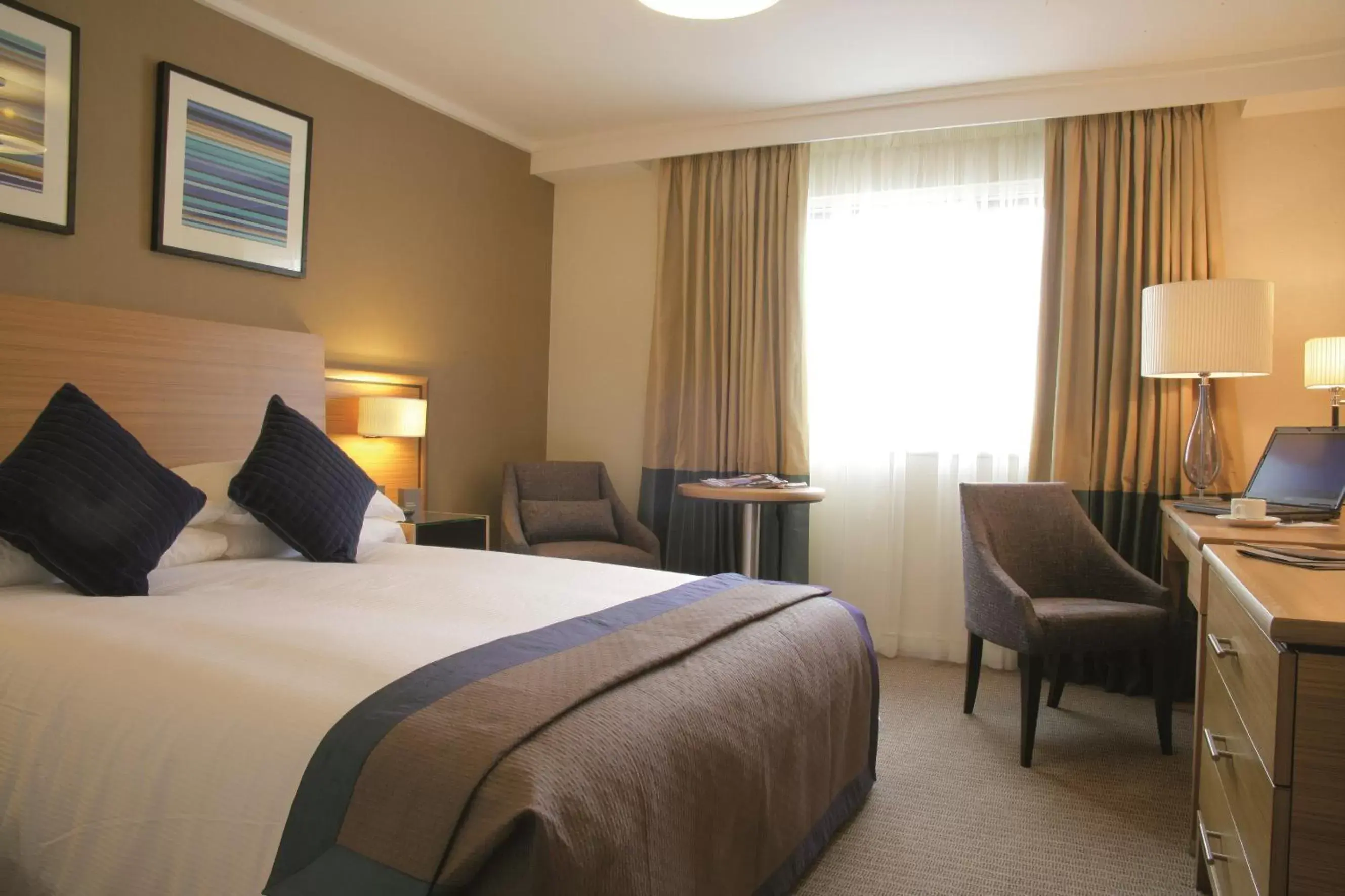 Bedroom, Bed in Holiday Inn Birmingham Bromsgrove, an IHG Hotel