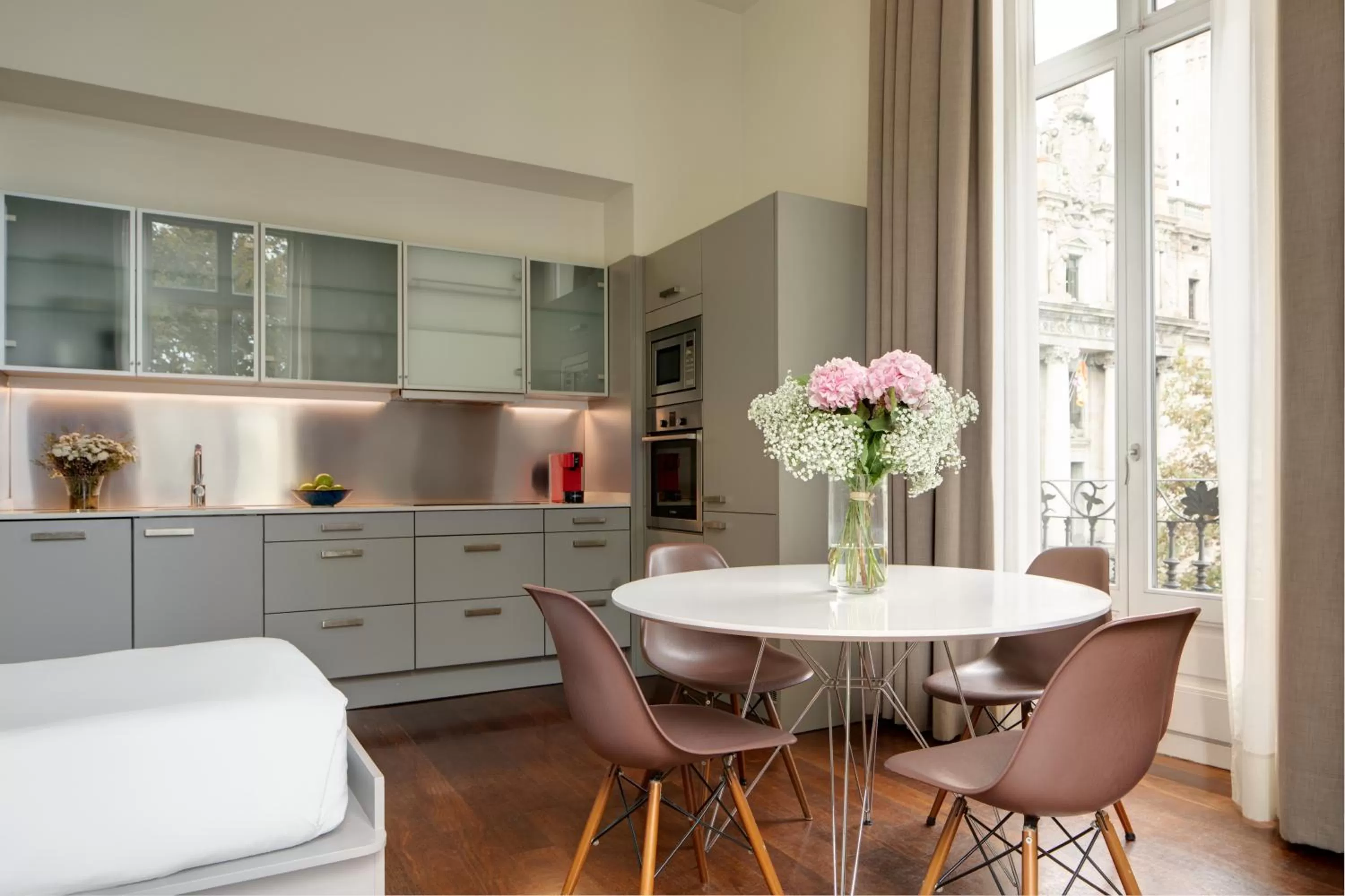 Kitchen or kitchenette in Duquesa Suites Landmark Hotel by Grup Duquessa