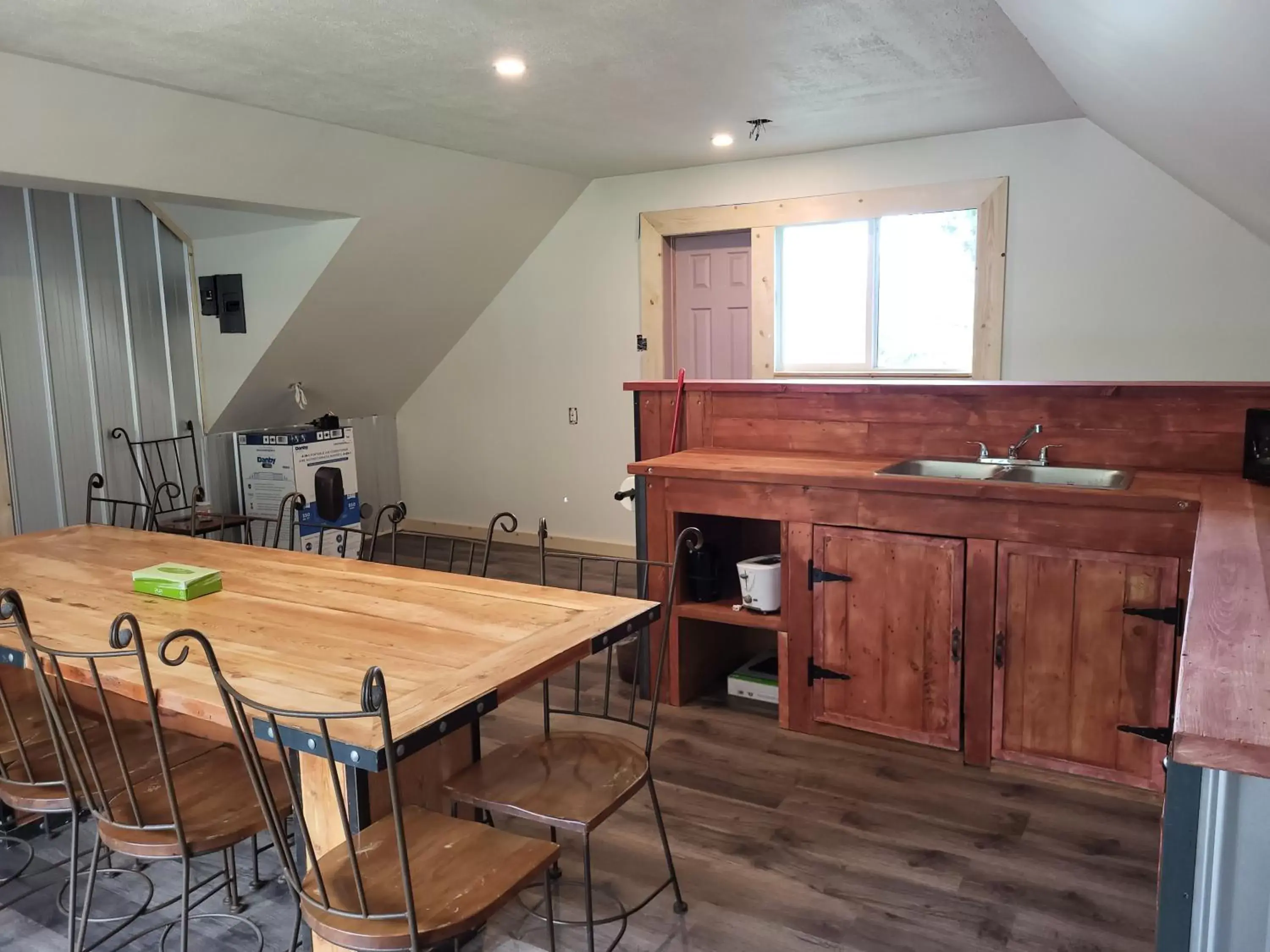 Kitchen/Kitchenette in AppleTree Inn