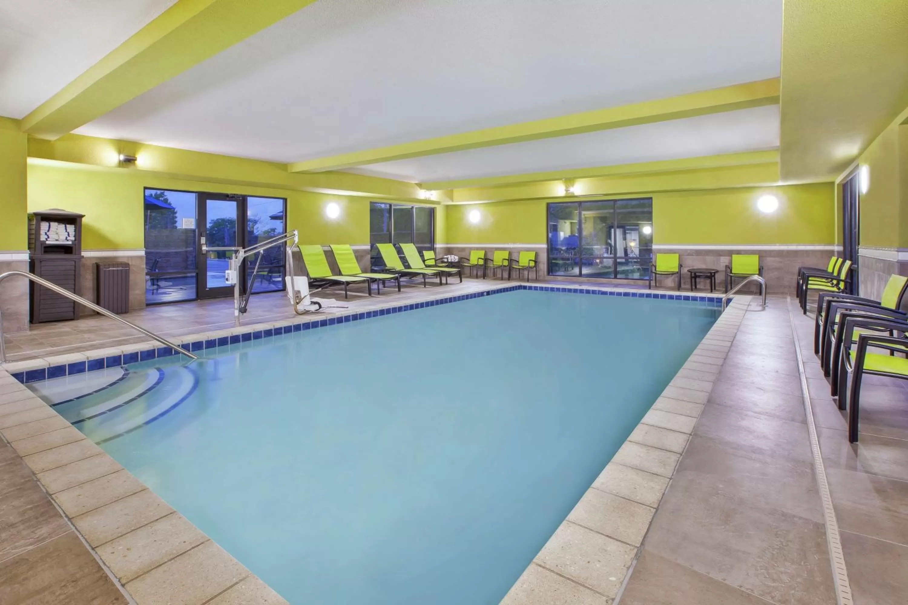 Pool view in Hampton Inn & Suites Oakwood Village-Cleveland