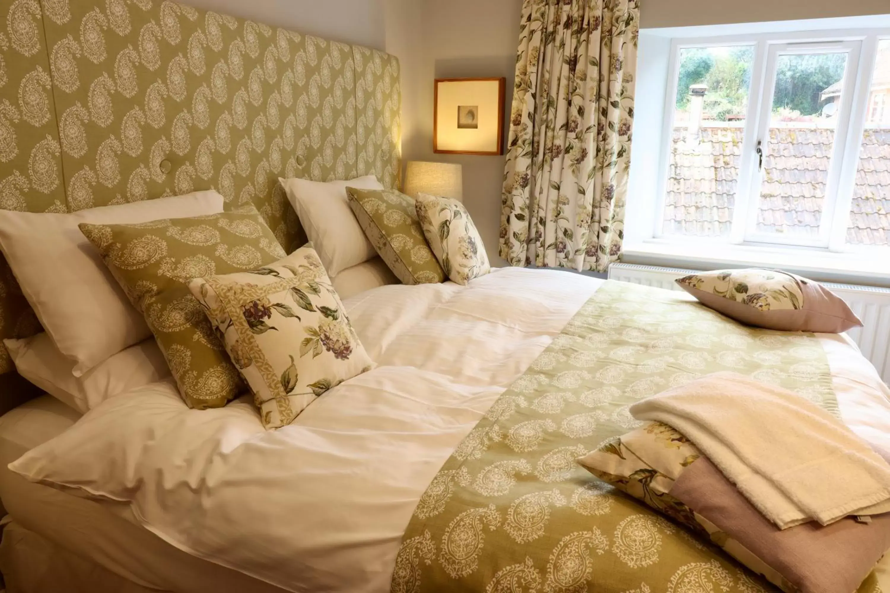 Photo of the whole room, Bed in The New Inn Halse