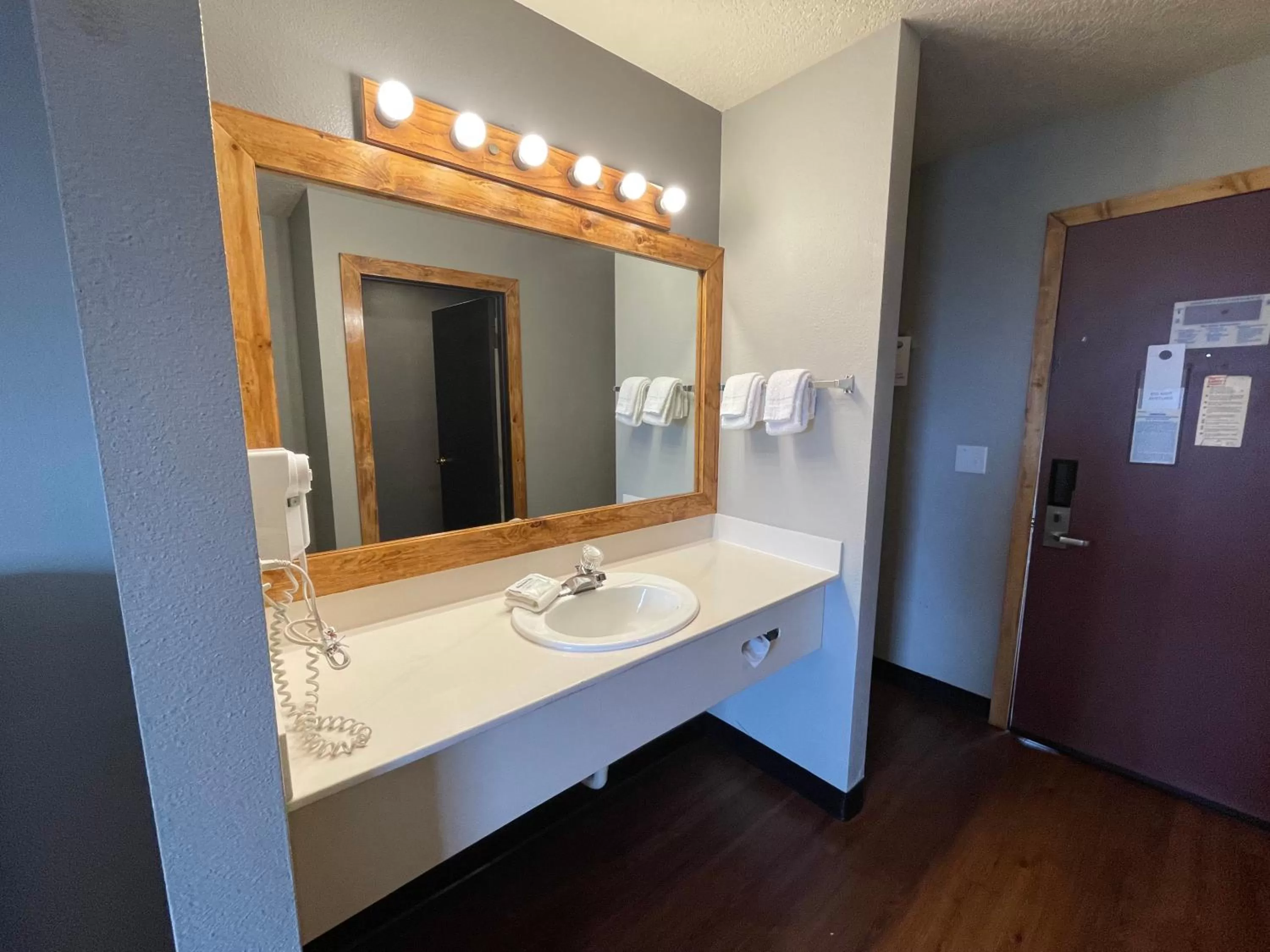 Bathroom in Sunnyside Inn and Suites