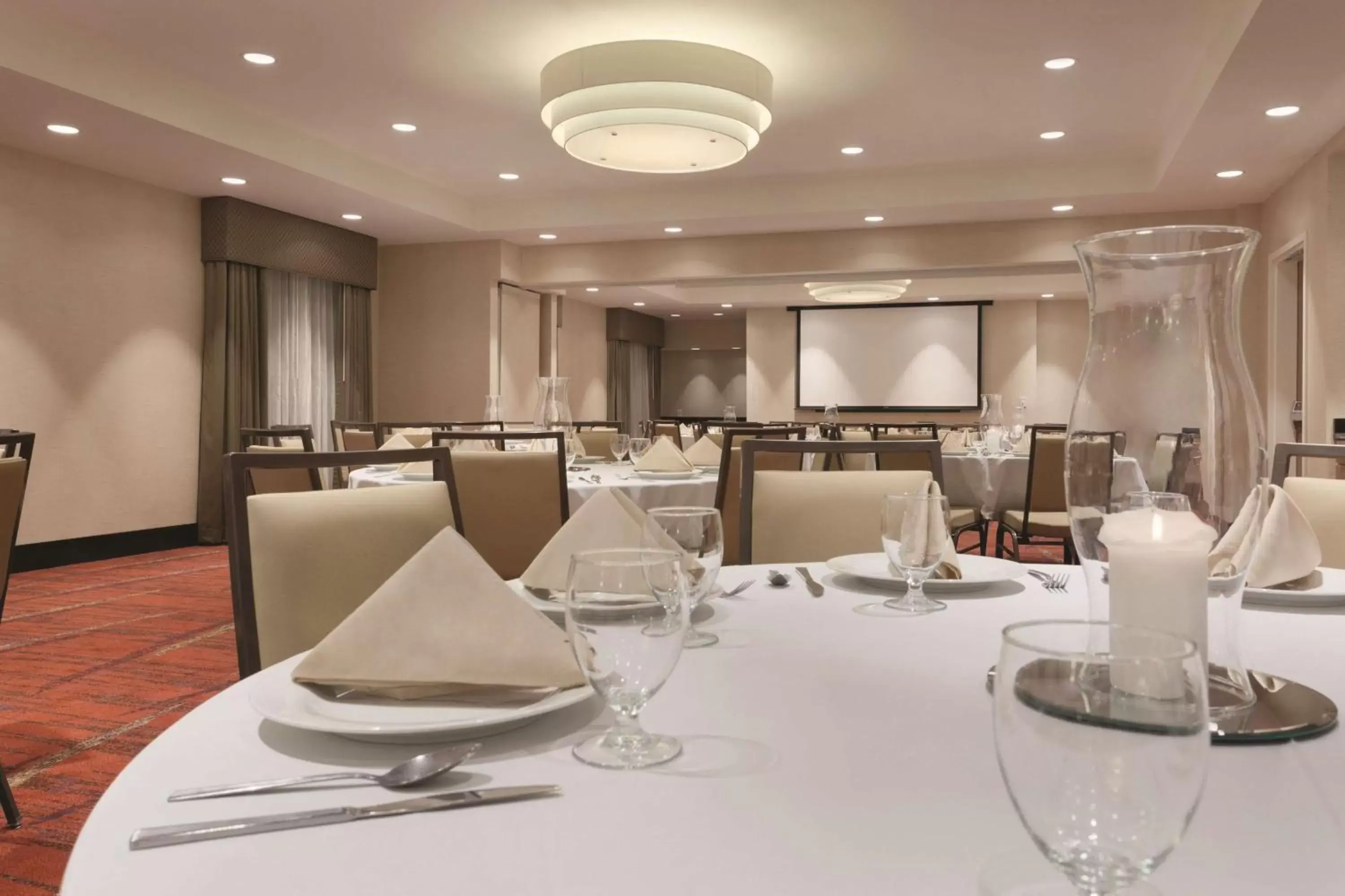 Meeting/conference room, Restaurant/Places to Eat in Hilton Garden Inn Falls Church