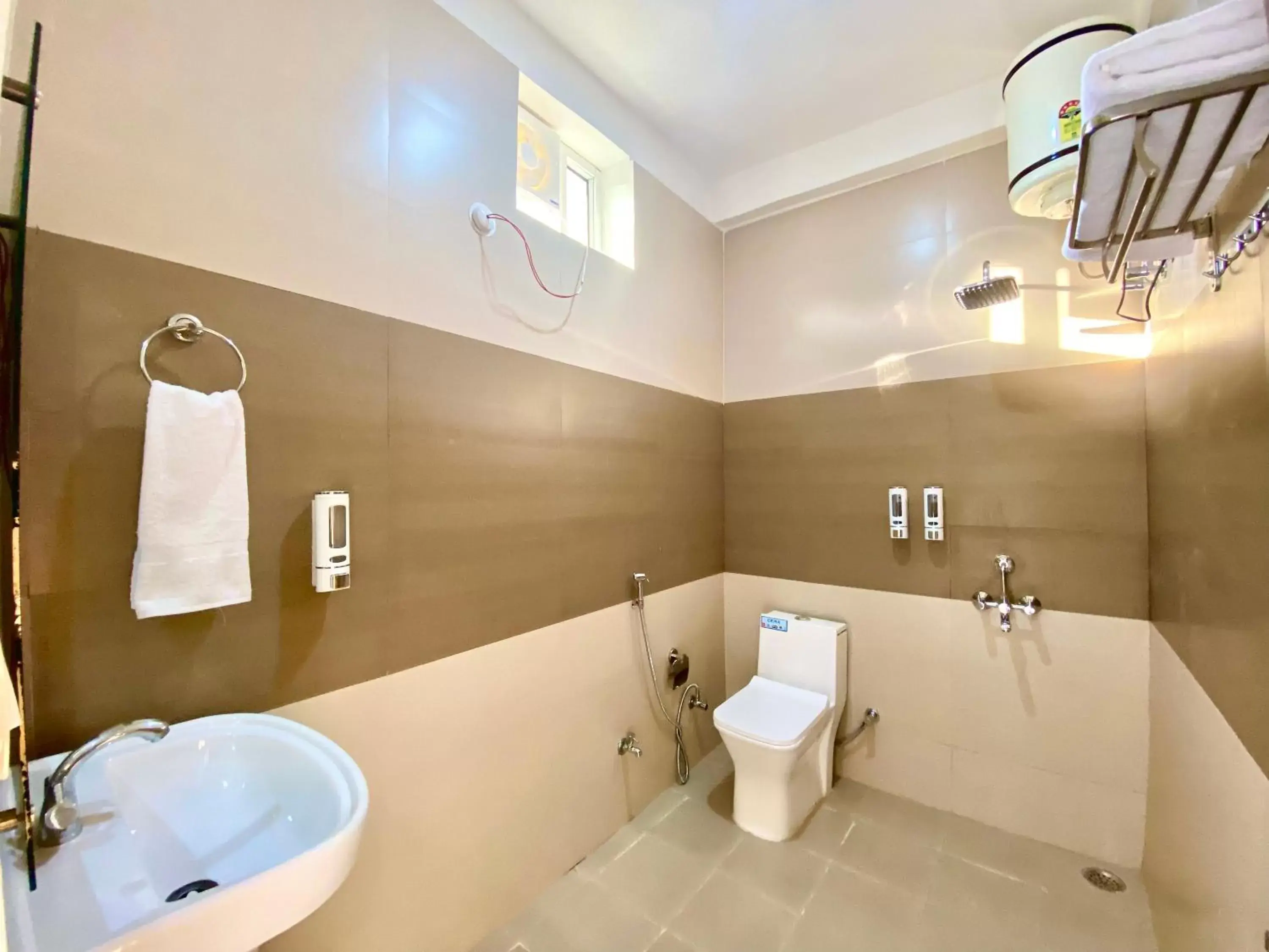 Shower, Bathroom in Hotel Wraveler Inn Rishikesh