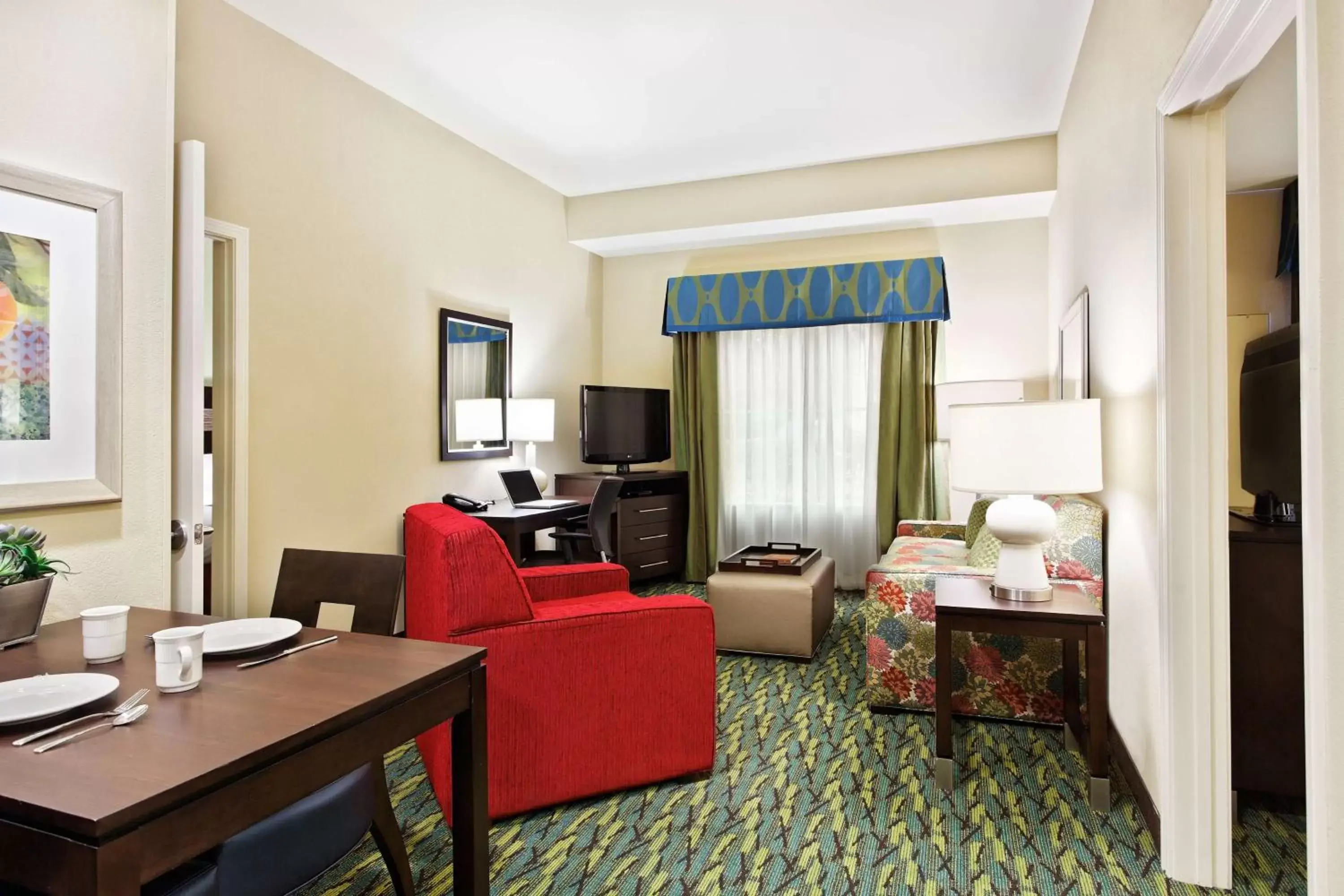 Living room, TV/Entertainment Center in Homewood Suites by Hilton Orlando Airport