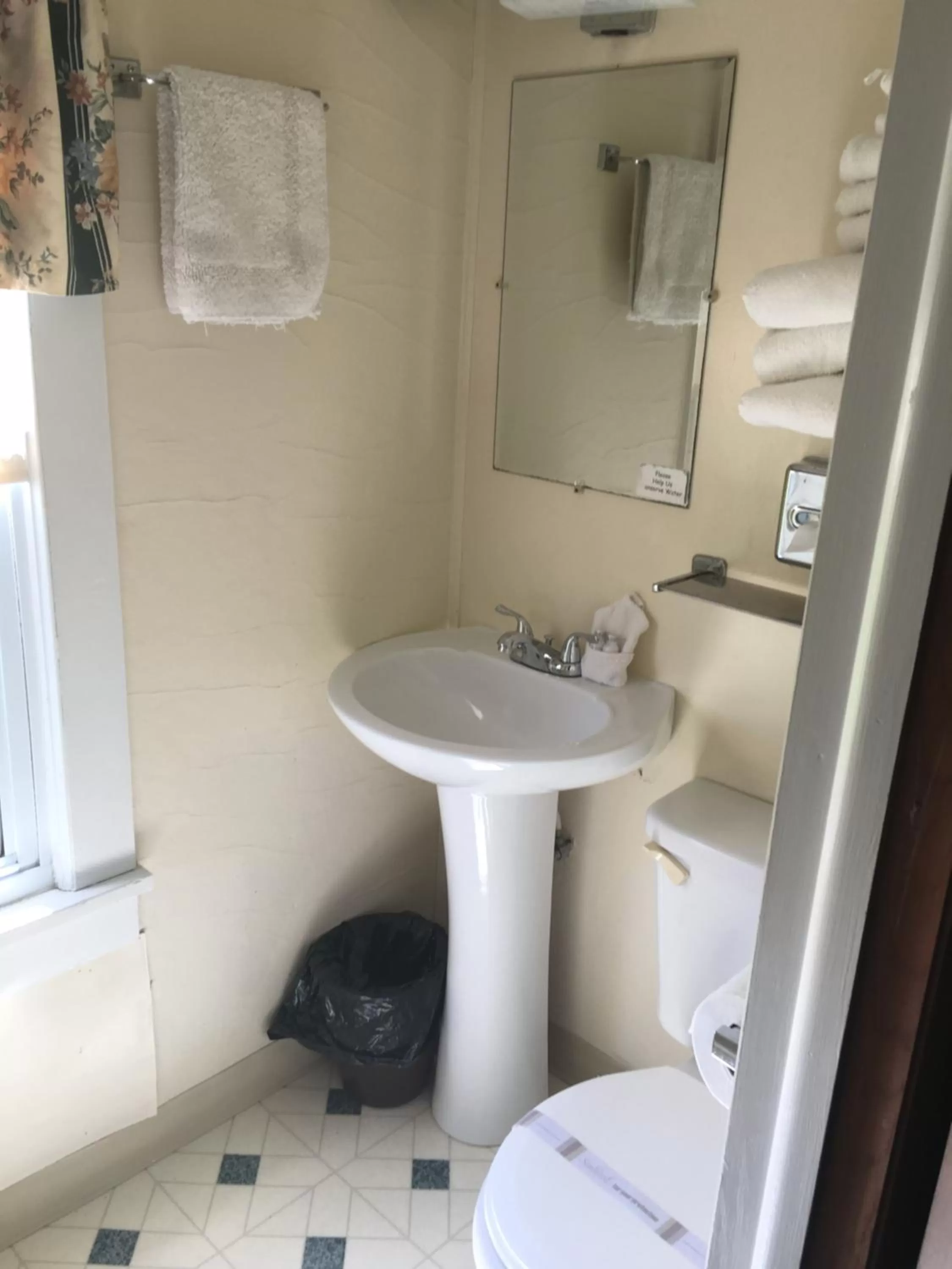 Bathroom in Plantation Motel