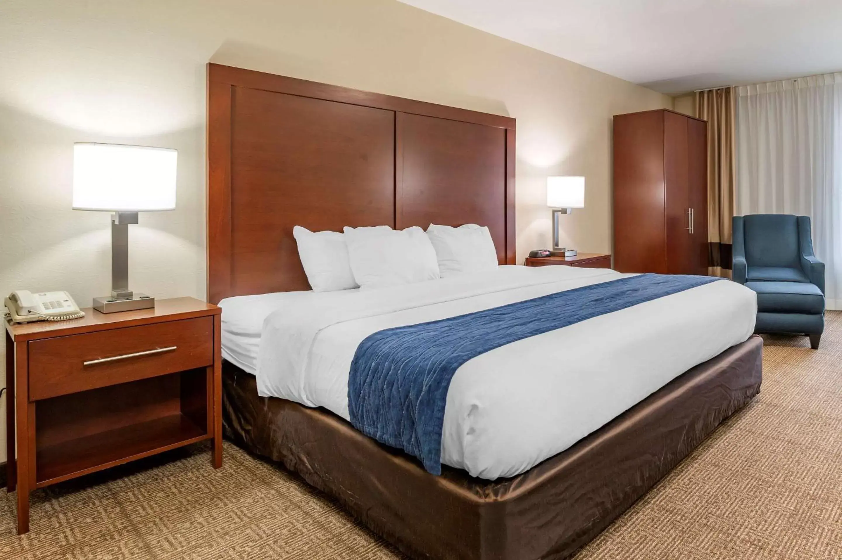 Photo of the whole room, Bed in Comfort Inn & Suites Northern Kentucky