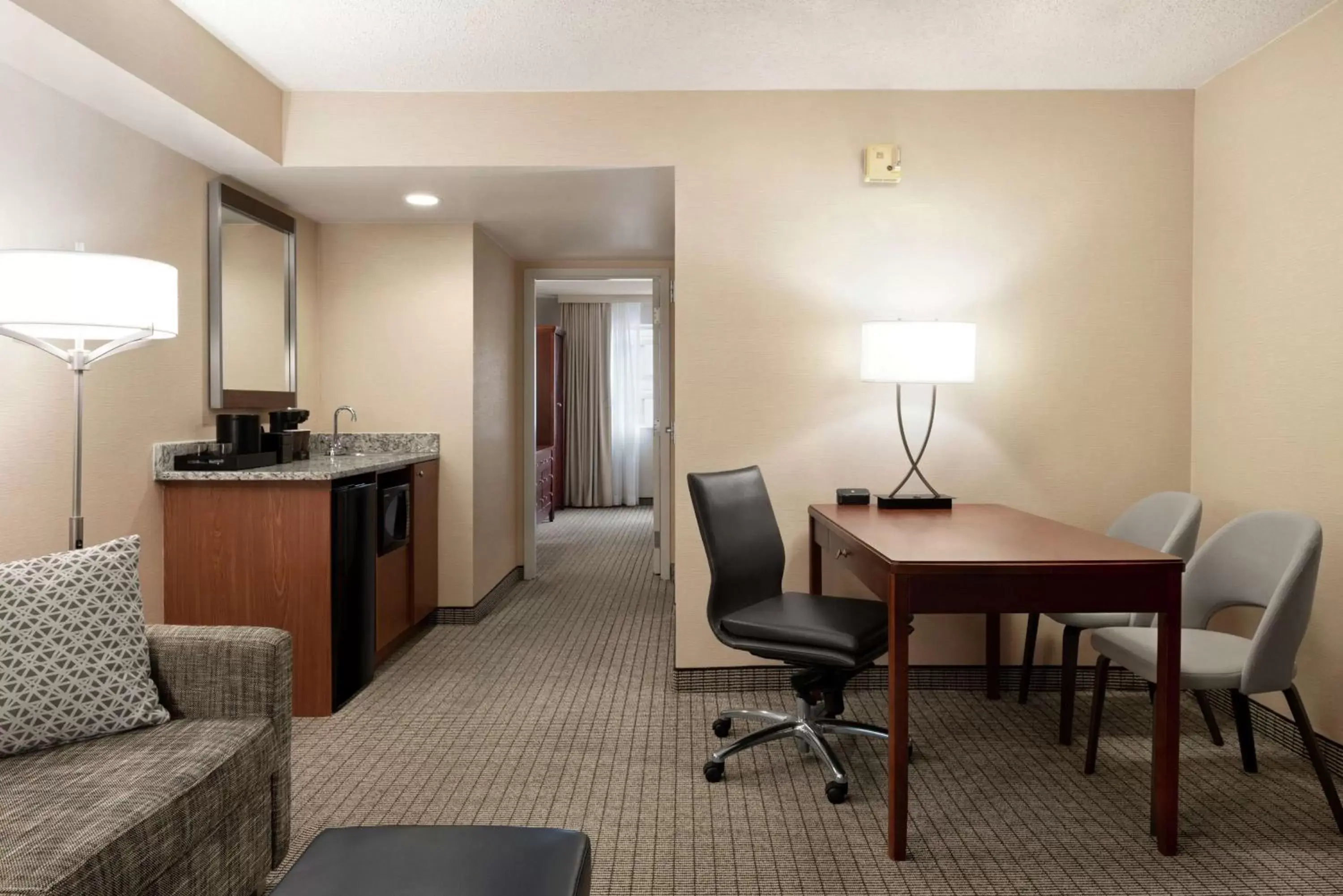 Bedroom, Seating Area in Embassy Suites Cincinnati - RiverCenter