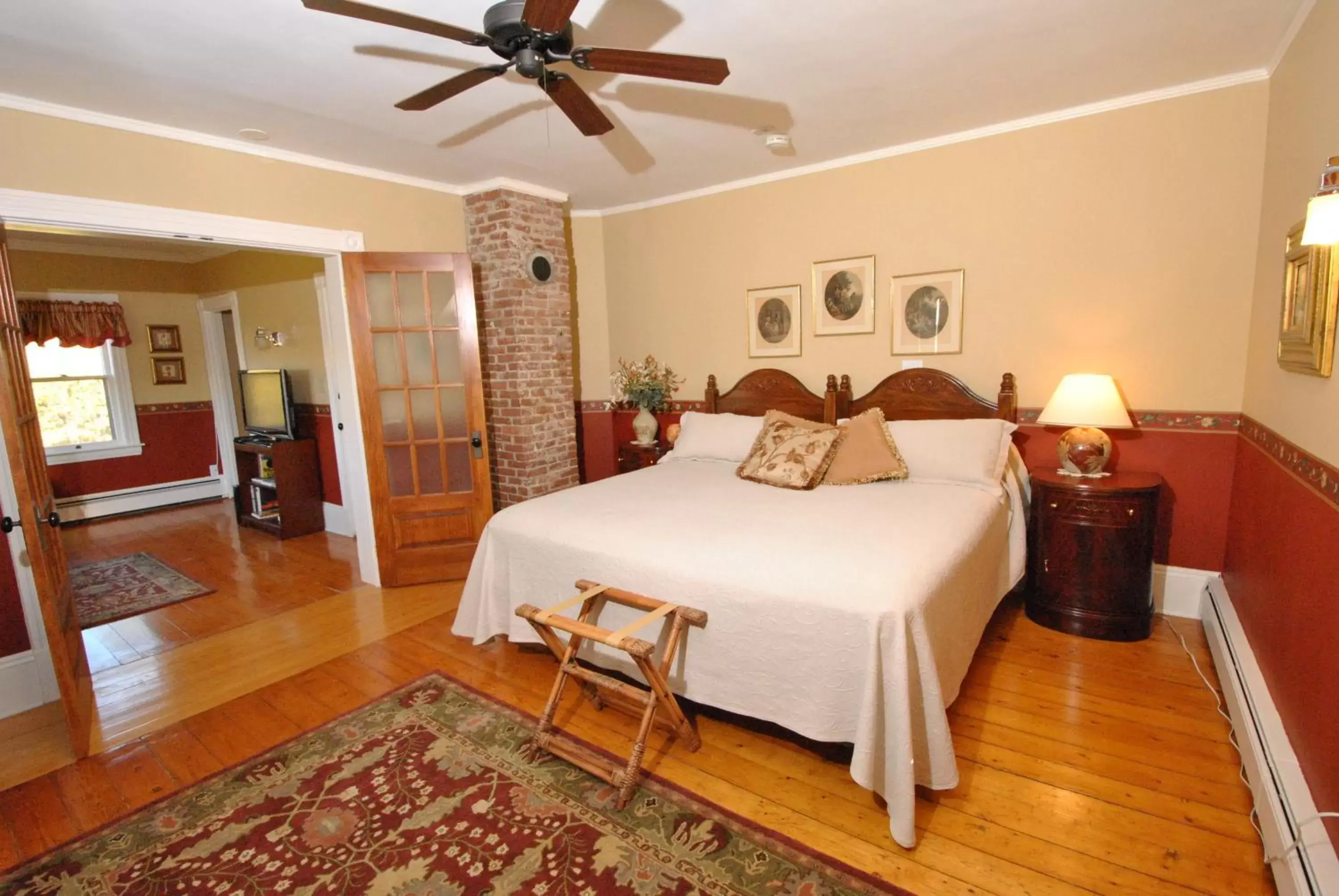 Photo of the whole room, Bed in Dominion Hill Country Inn