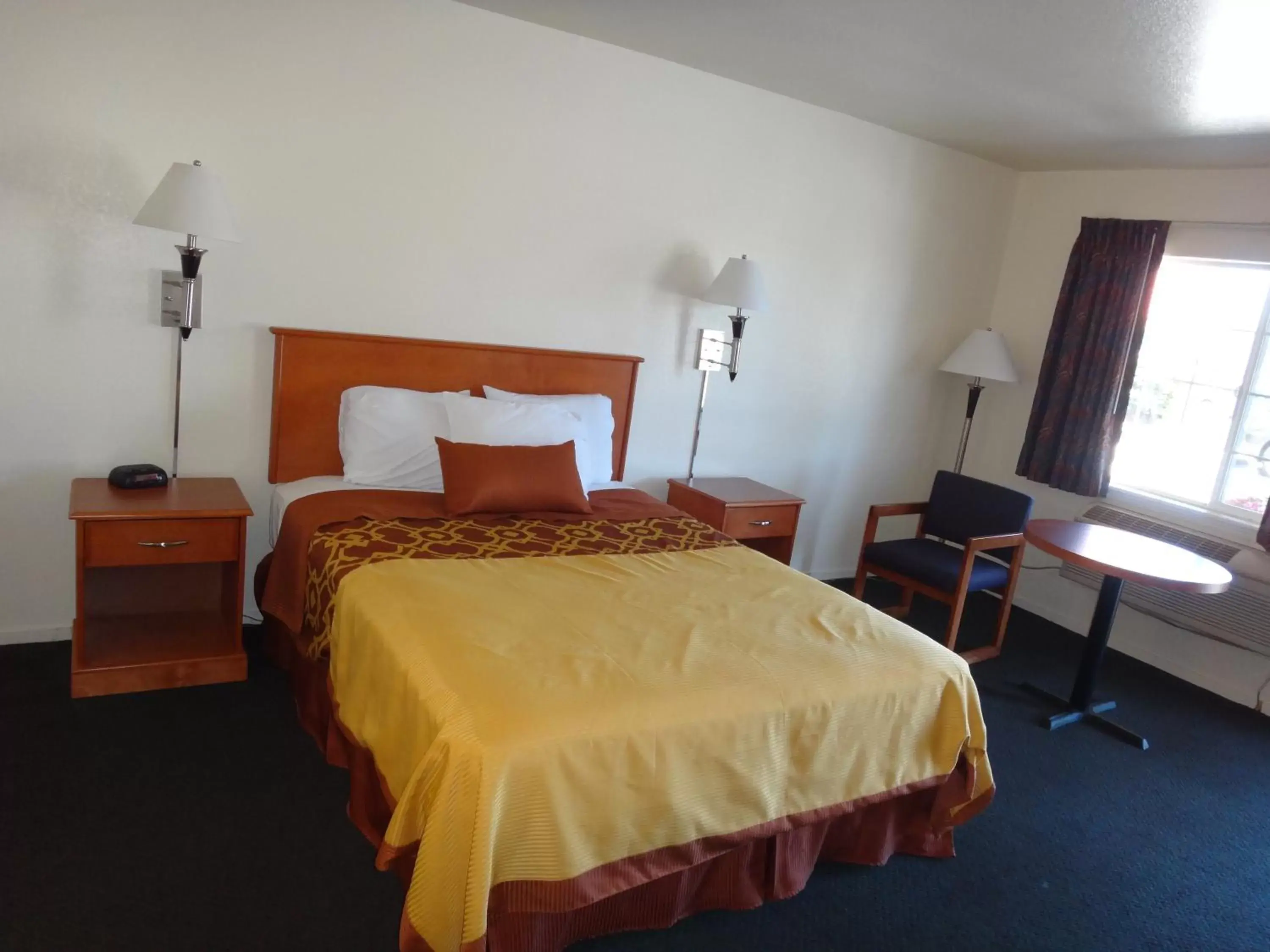 Photo of the whole room, Bed in Americas Best Value Inn Santa Rosa