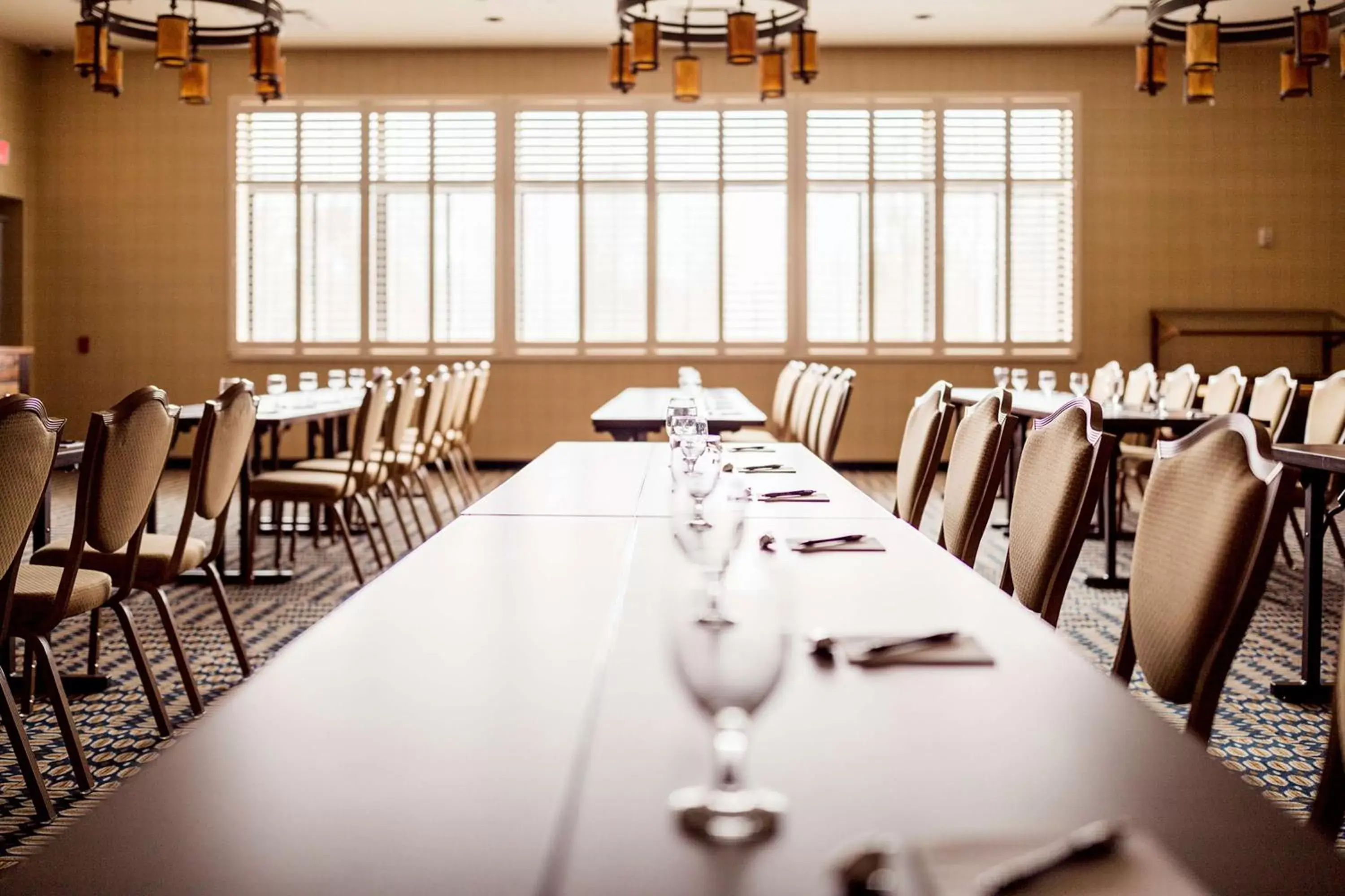 Dining area in Tailwater Lodge Altmar, Tapestry Collection By Hilton