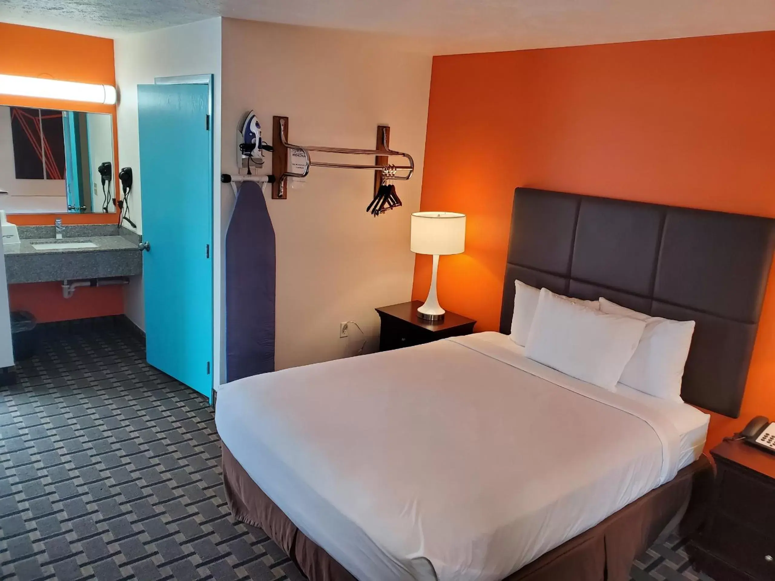 Photo of the whole room, Bed in Howard Johnson by Wyndham Spokane