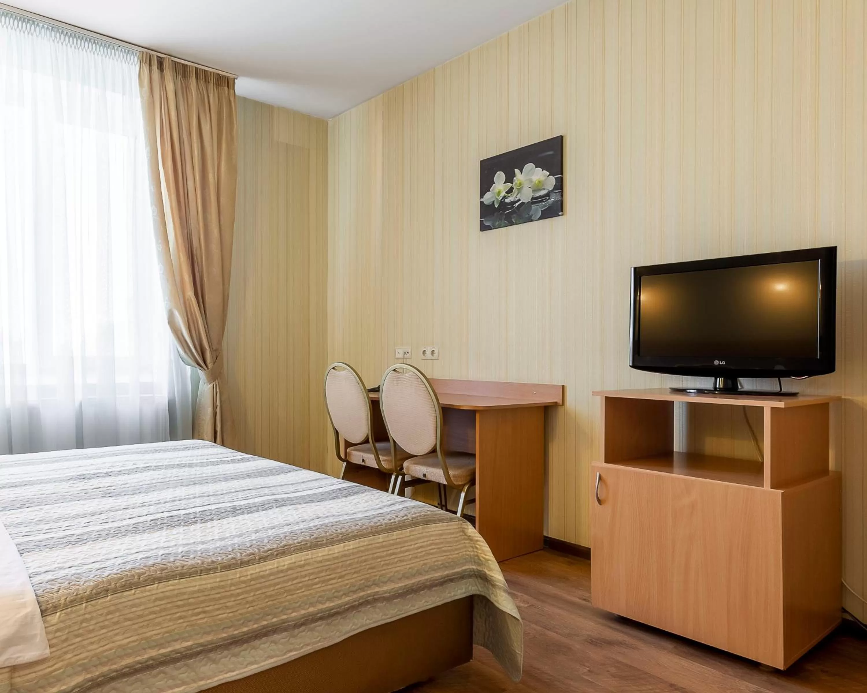 Bed, TV/Entertainment Center in Гостиница Siesta Киев