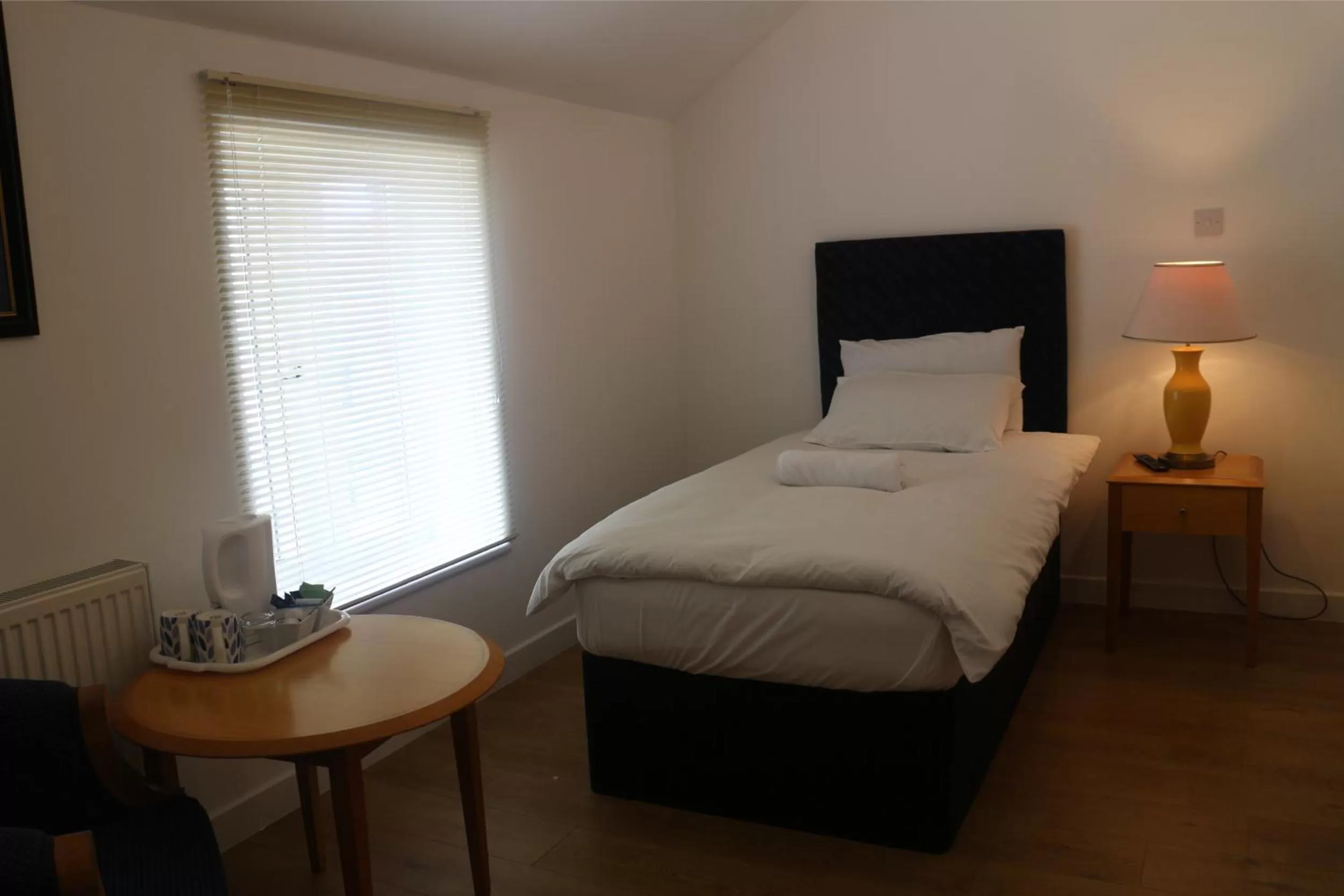 Photo of the whole room, Bed in Oscar Lodge