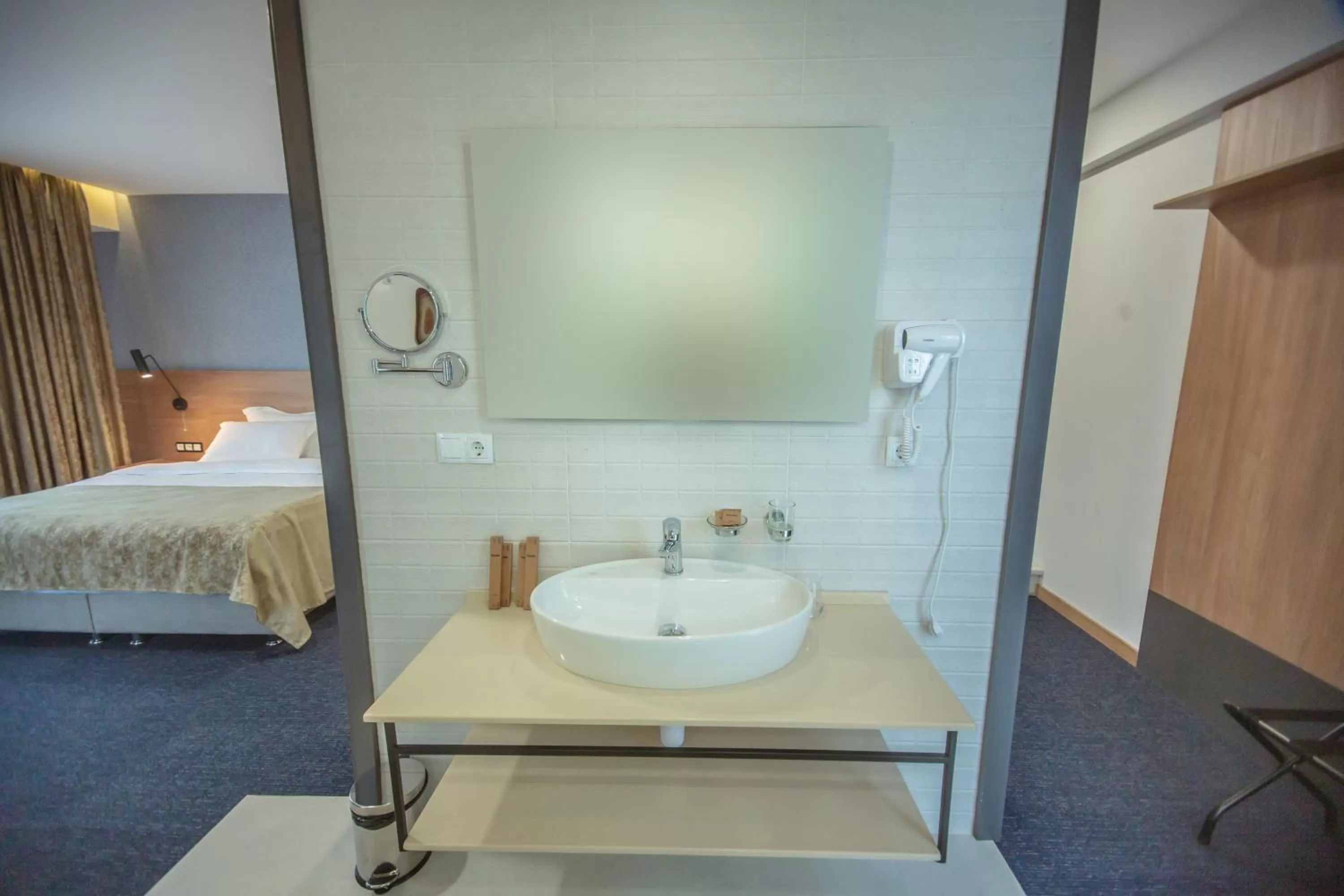 Bed, Bathroom in Hotel Banovani