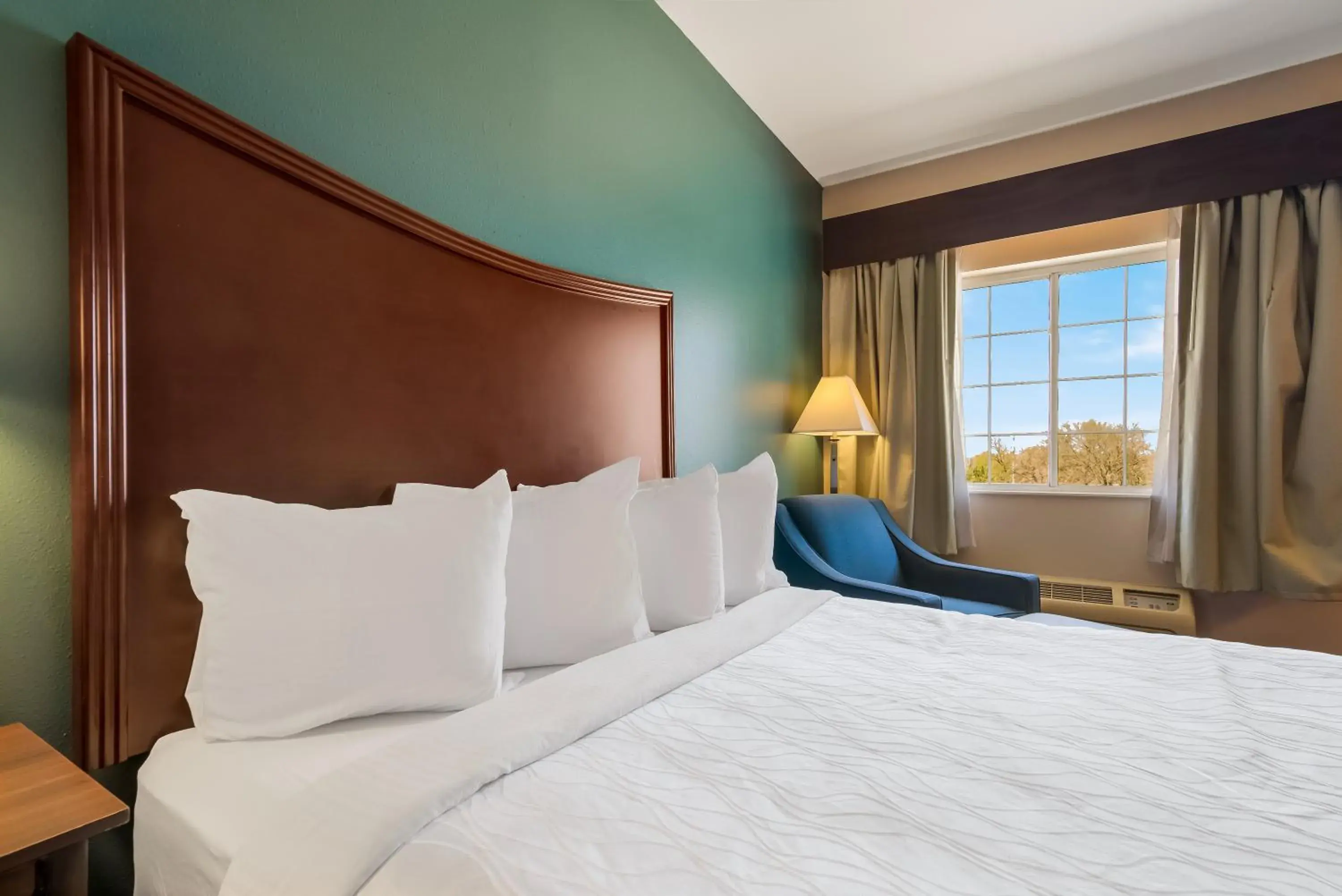 Bed in Best Western Topeka Inn & Suites
