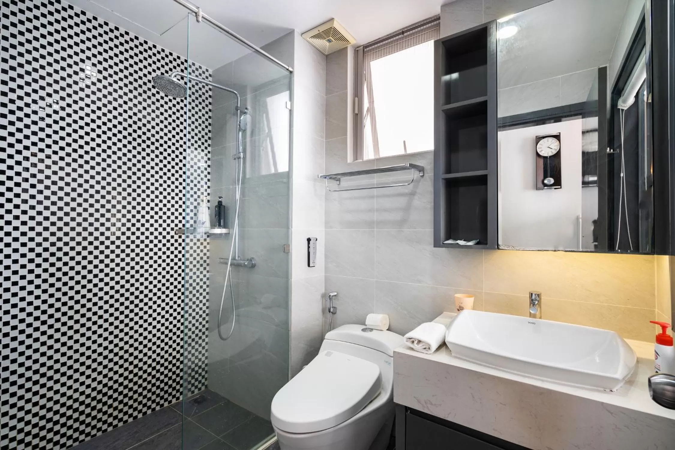 Toilet, Bathroom in Convinia Apartment