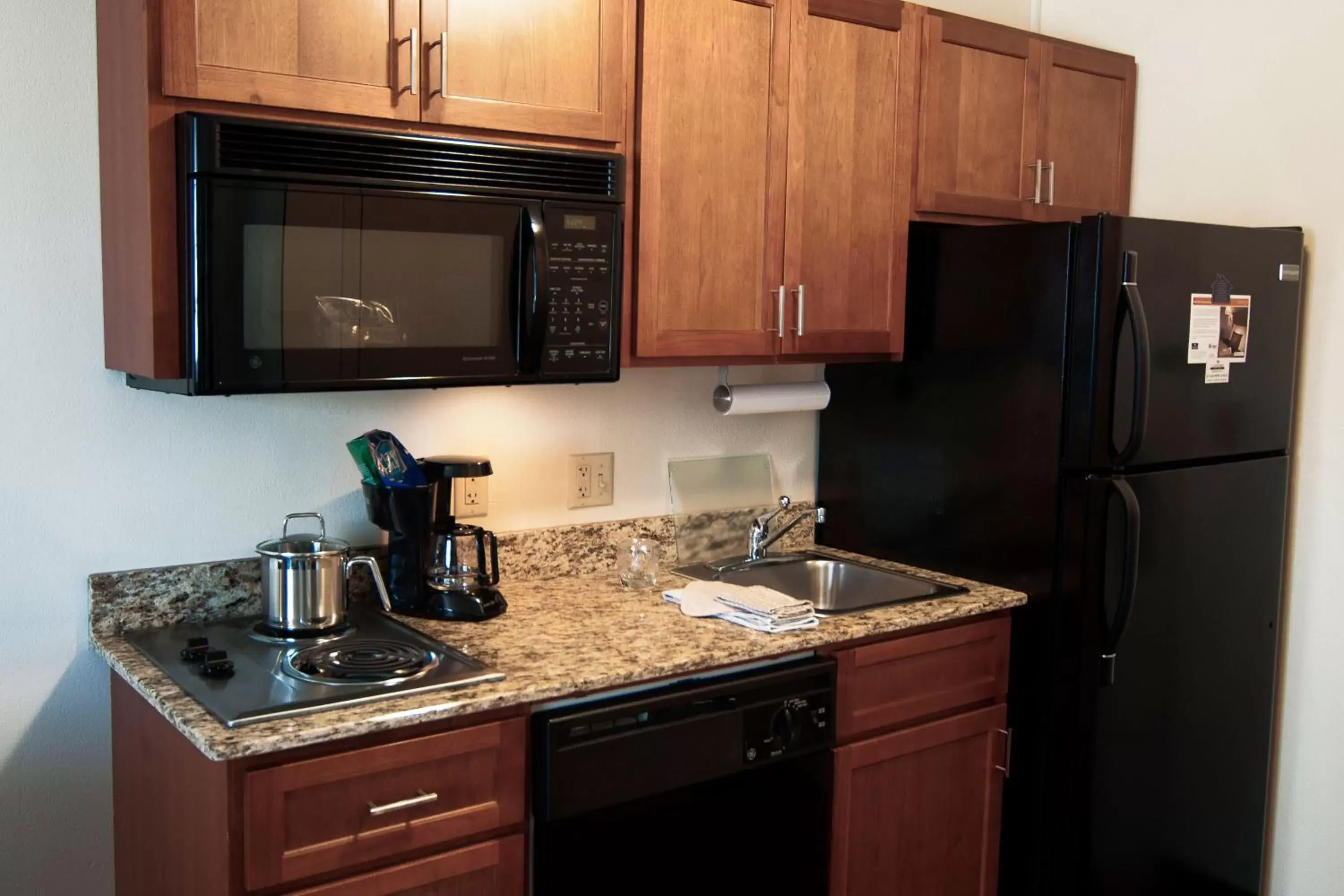 Photo of the whole room, Kitchen/Kitchenette in Candlewood Suites Salina, an IHG Hotel
