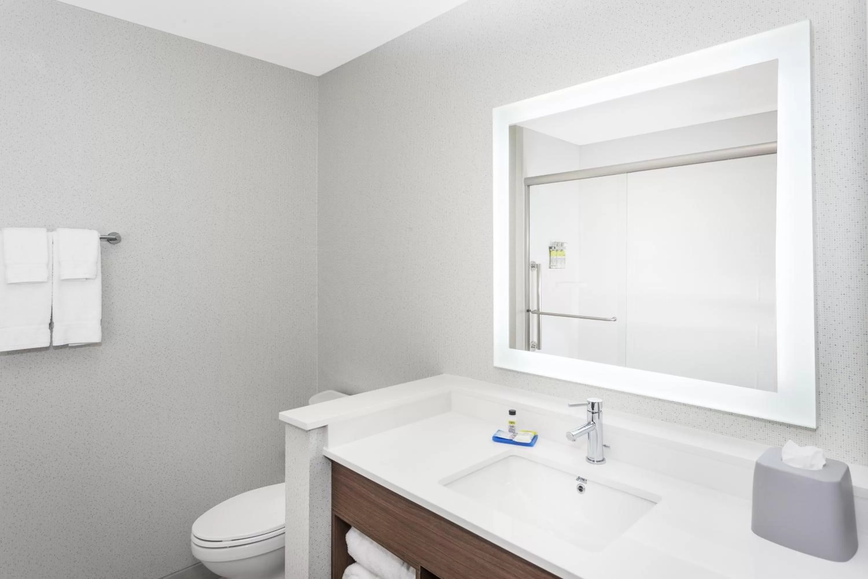 Photo of the whole room in Holiday Inn Express & Suites - Hudson I-94 by IHG