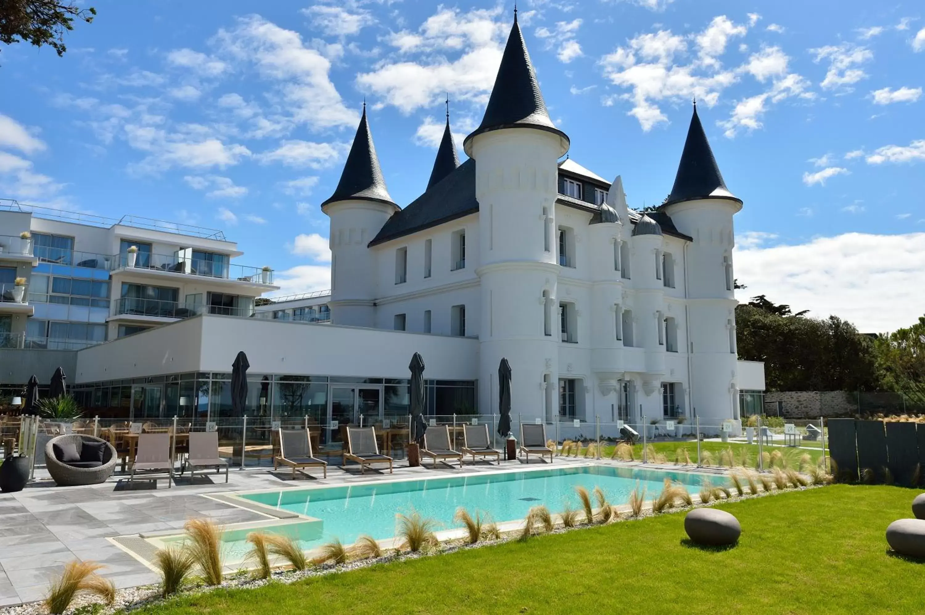 Facade/entrance in Hôtel Château des Tourelles, Thalasso et piscine d'eau de mer chauffée