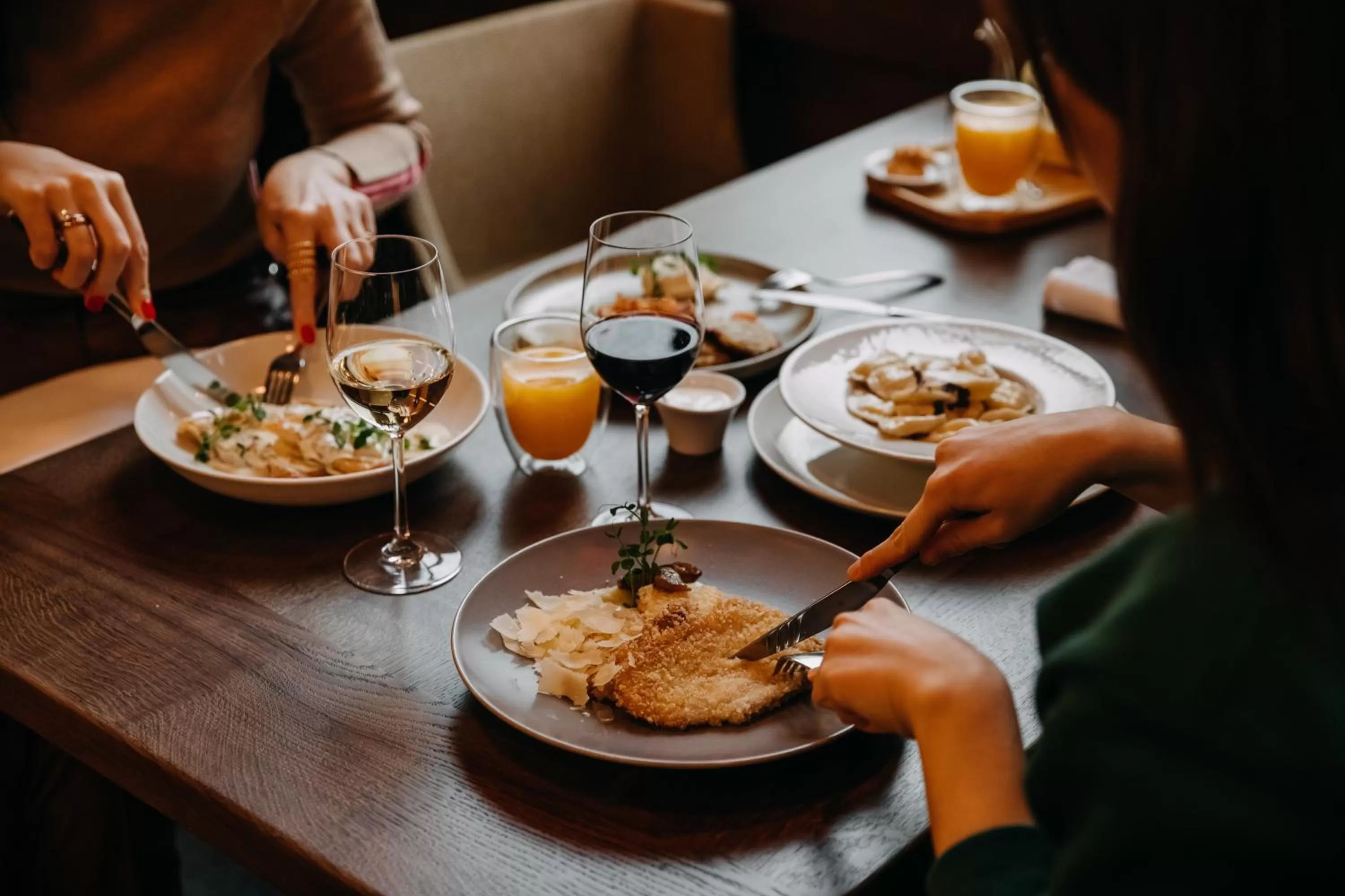 Restaurant/places to eat in Jolly Alon Hotel & Business Center