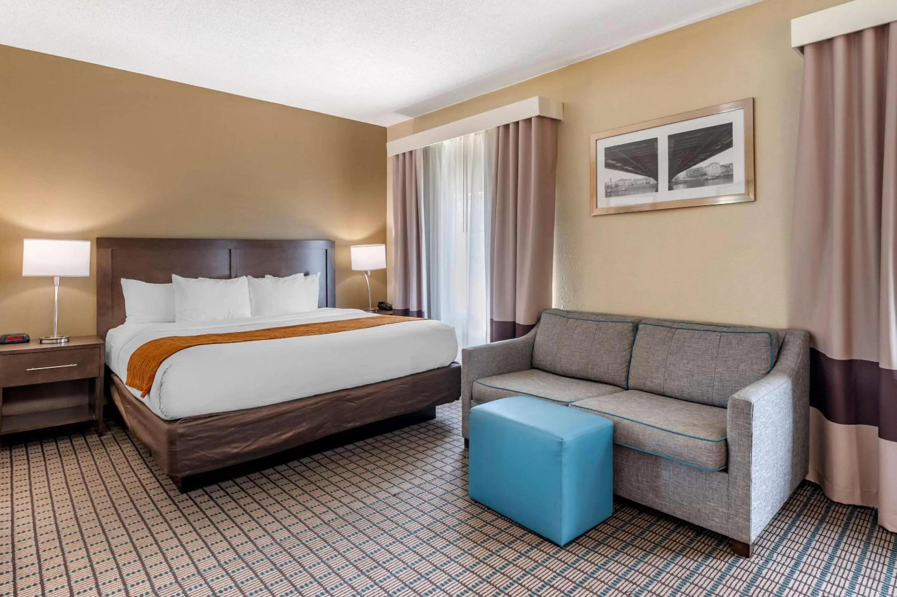 Photo of the whole room, Bed in Comfort Inn & Suites Cincinnati Uptown Clifton