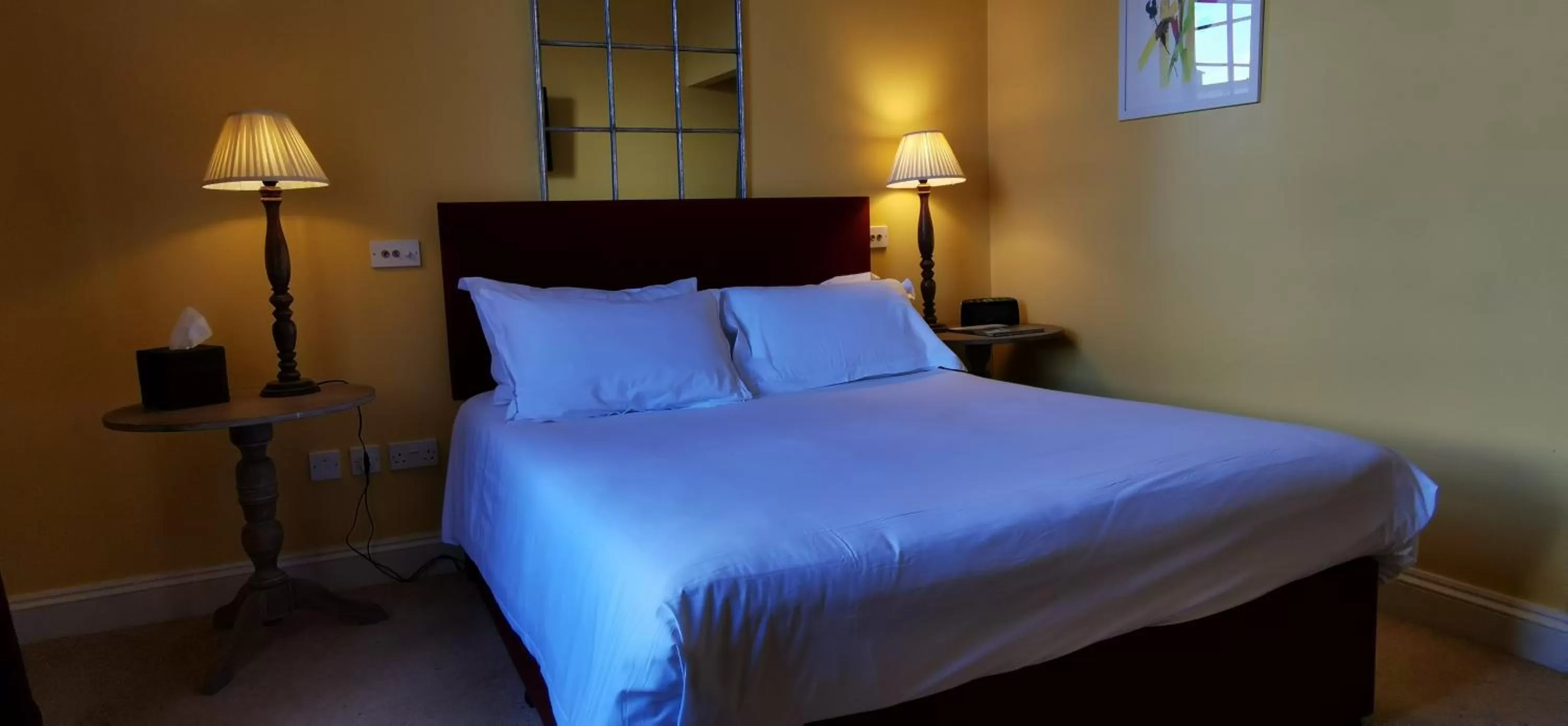 Bedroom, Bed in Buccleuch and Queensberry Arms Hotel