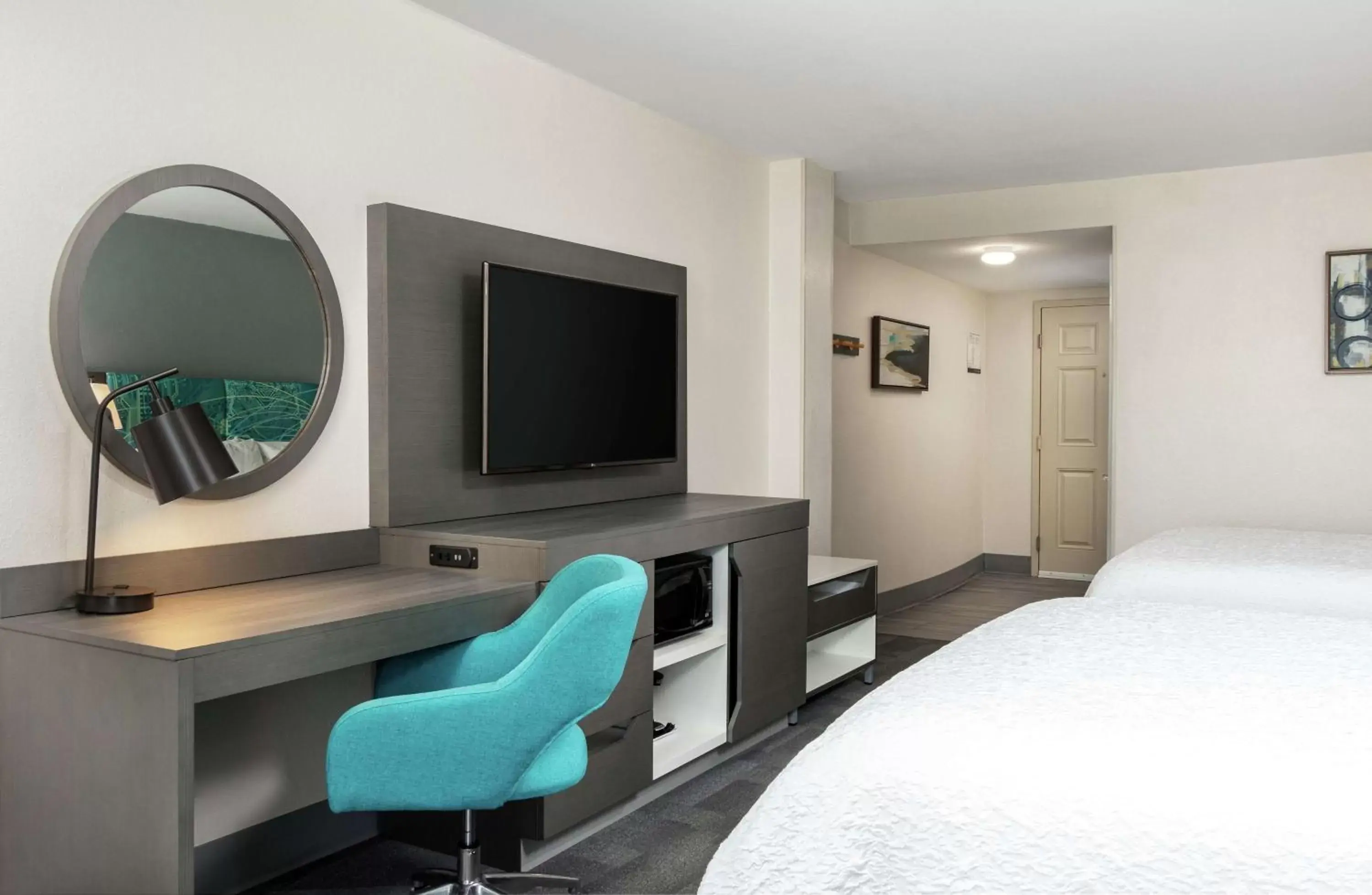 Bedroom, TV/Entertainment Center in Hampton Inn Daytona Shores-Oceanfront
