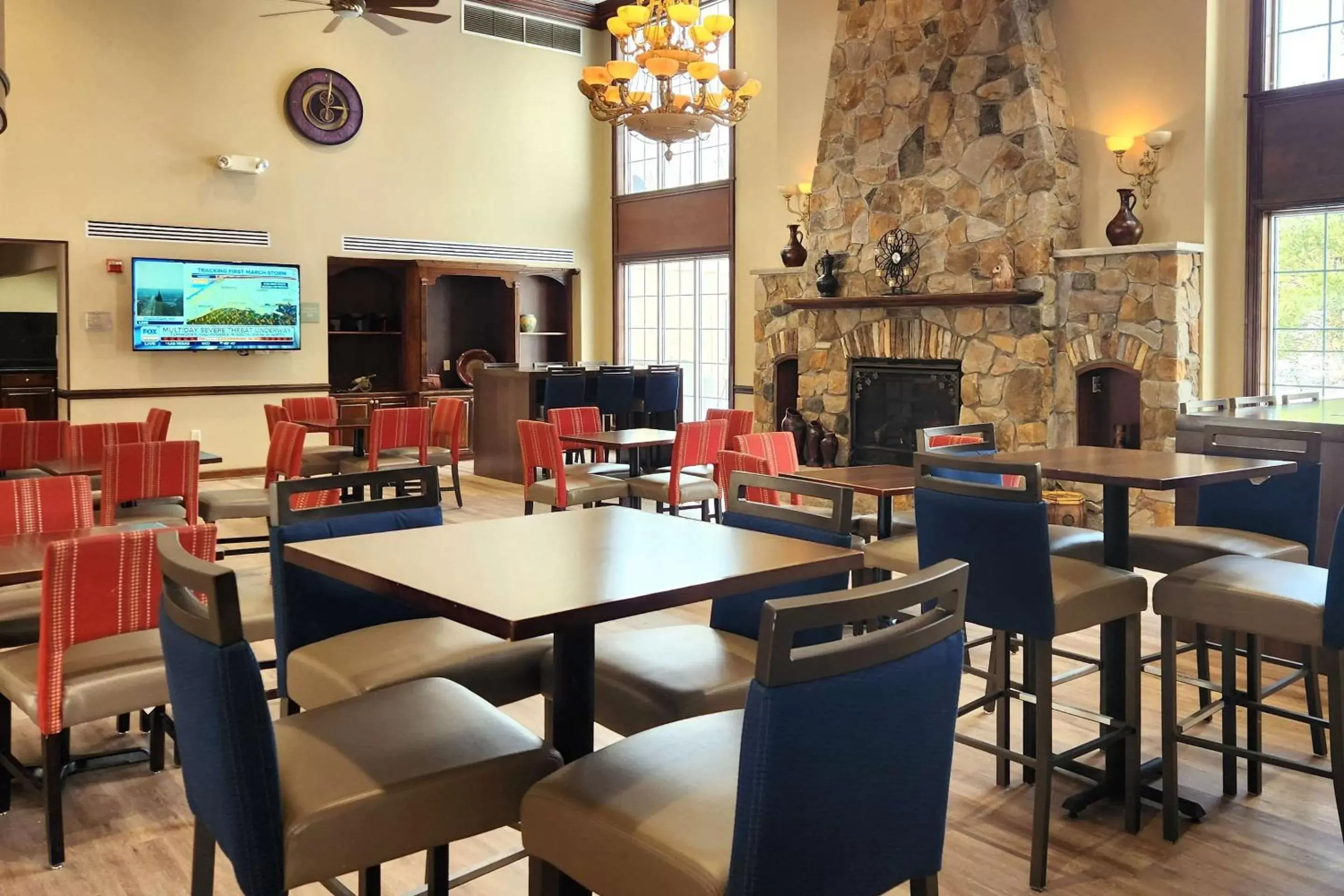 Property building, Restaurant/Places to Eat in Comfort Inn & Suites Mount Pocono