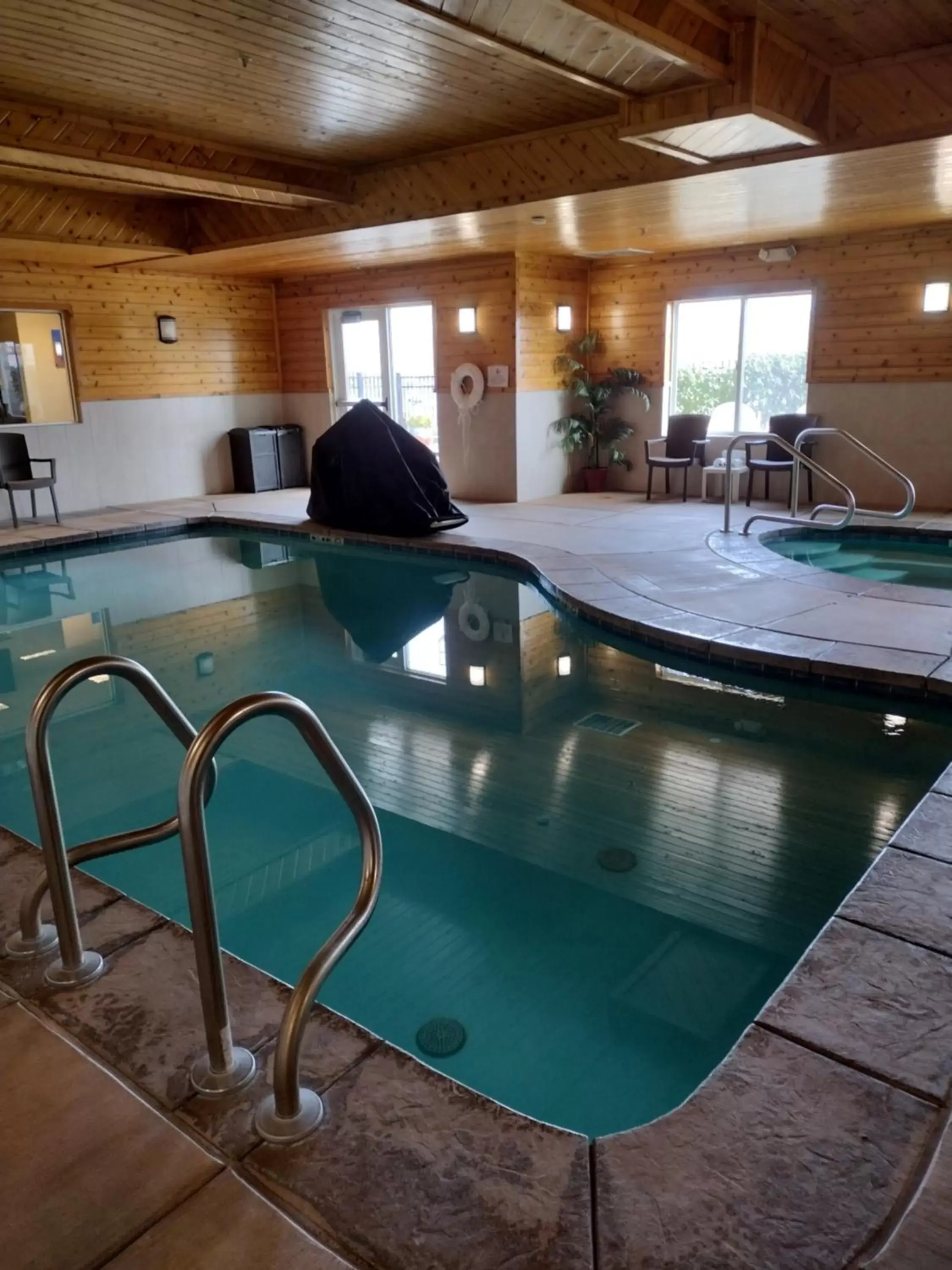 Swimming Pool in Comfort Suites Redding - Shasta Lake