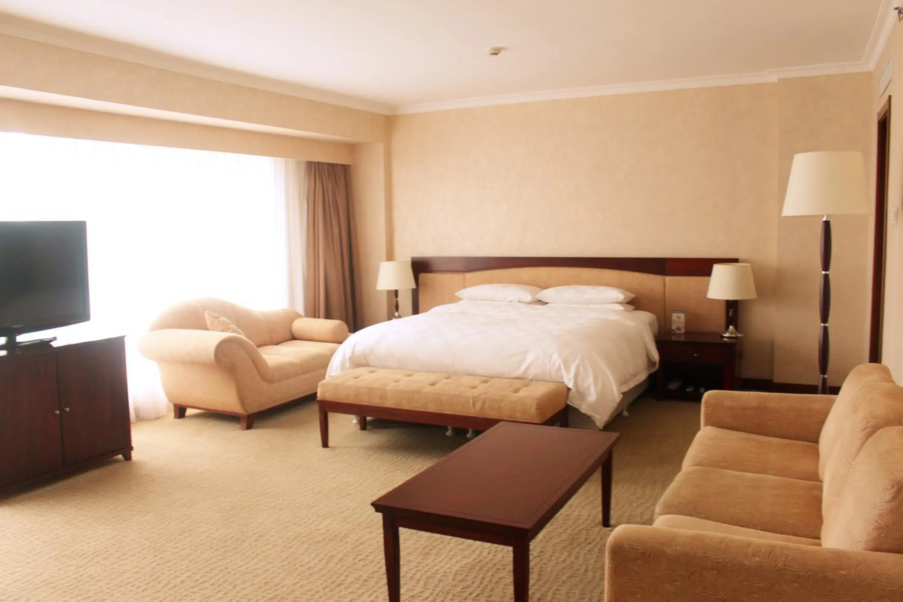 Bedroom, Bed in Beijing Continental Grand Hotel