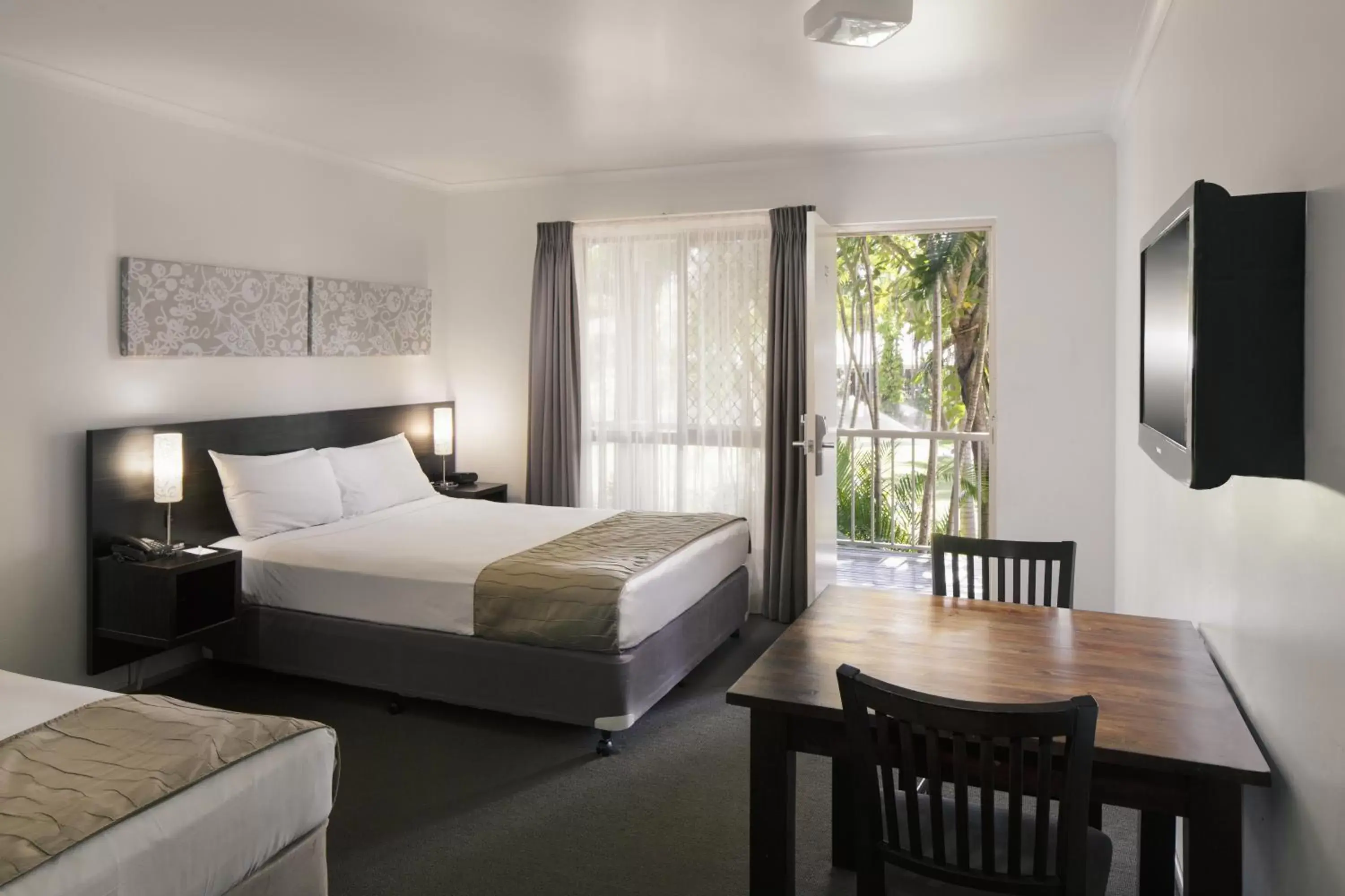 Shower, Bed in Mercure Townsville