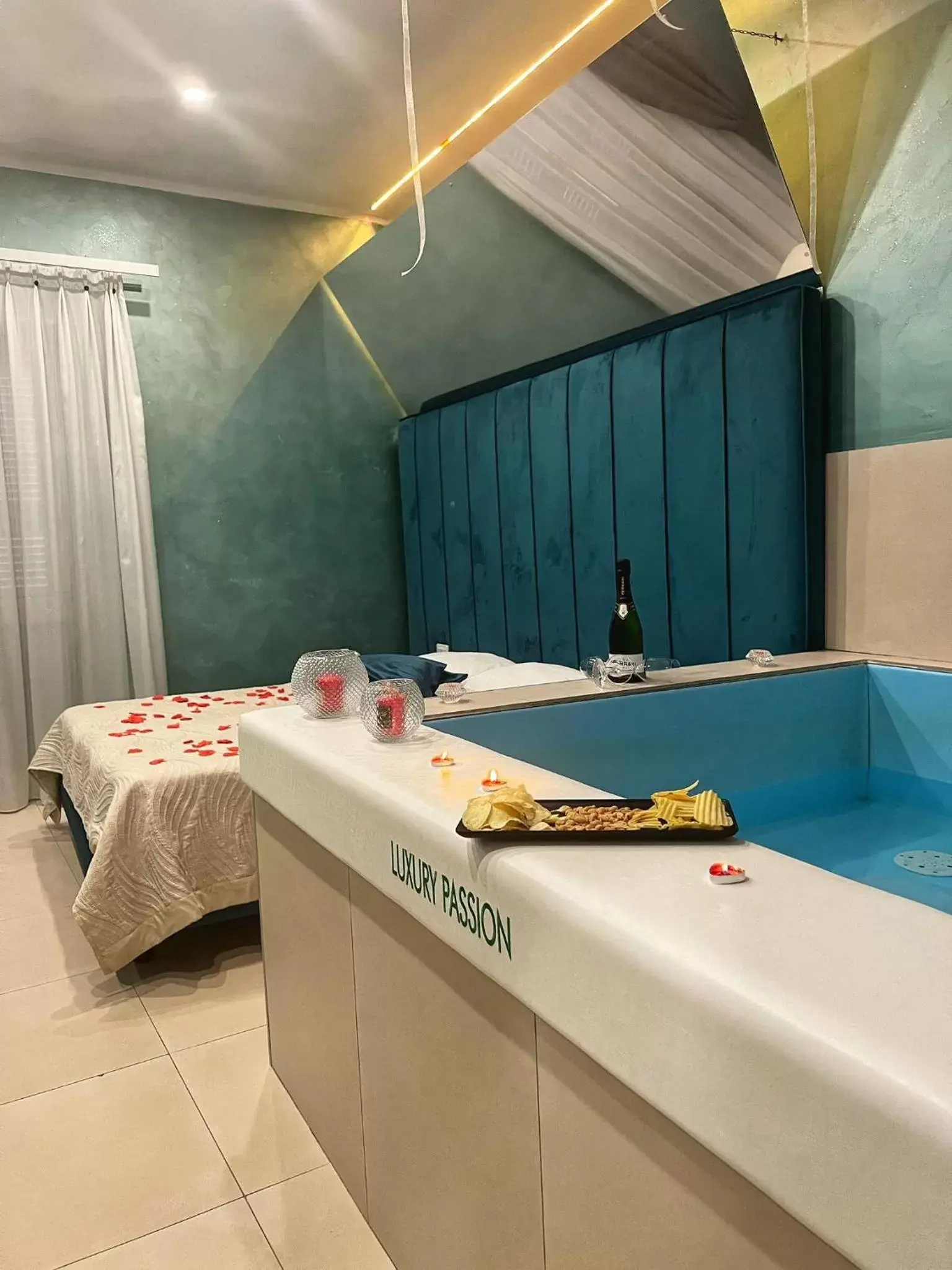 Hot Tub, Bathroom in Hotel Melydà