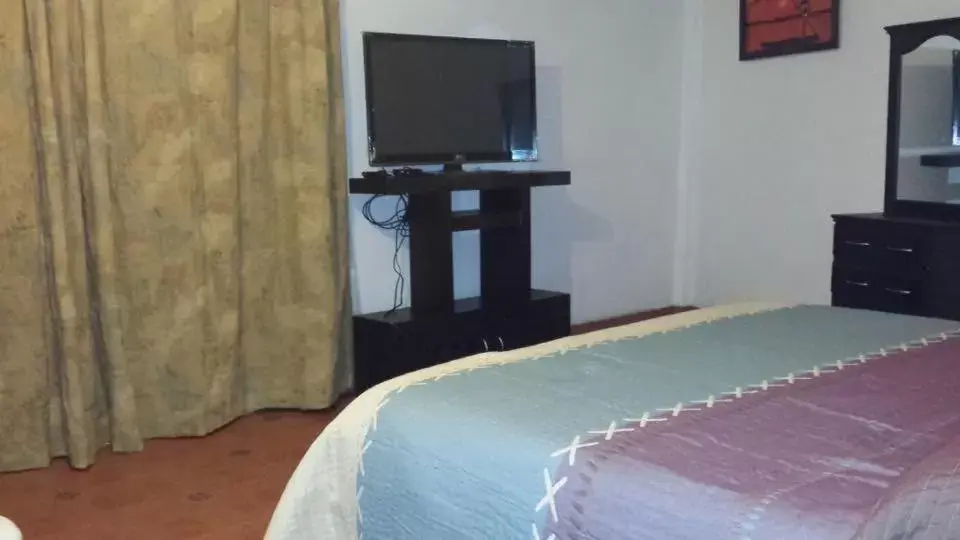 TV/Entertainment Center in Hotel Rancho el Paraíso