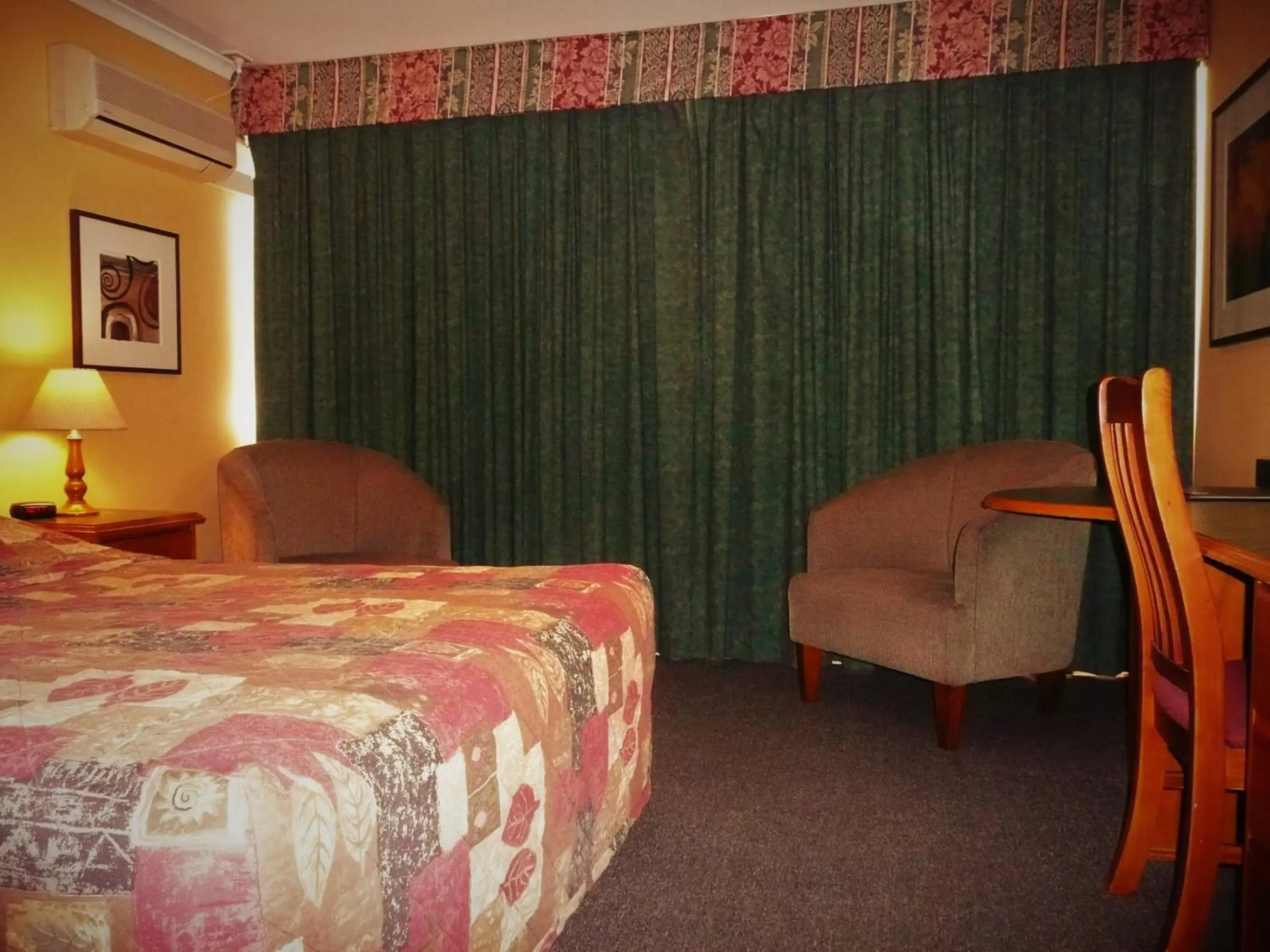 Deluxe Queen Room in Parramatta City Motel