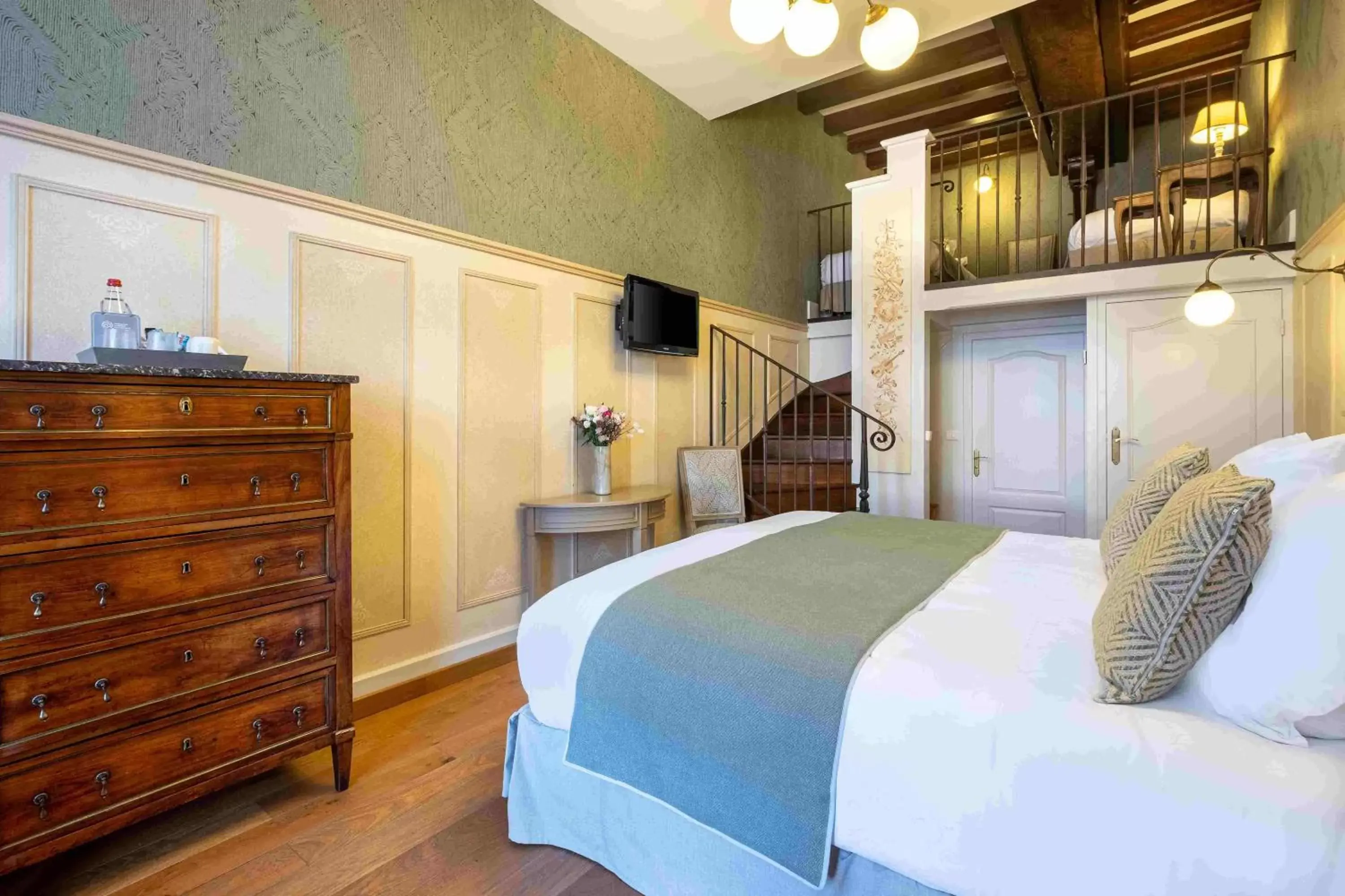 Bedroom, Bed in Château De Pray