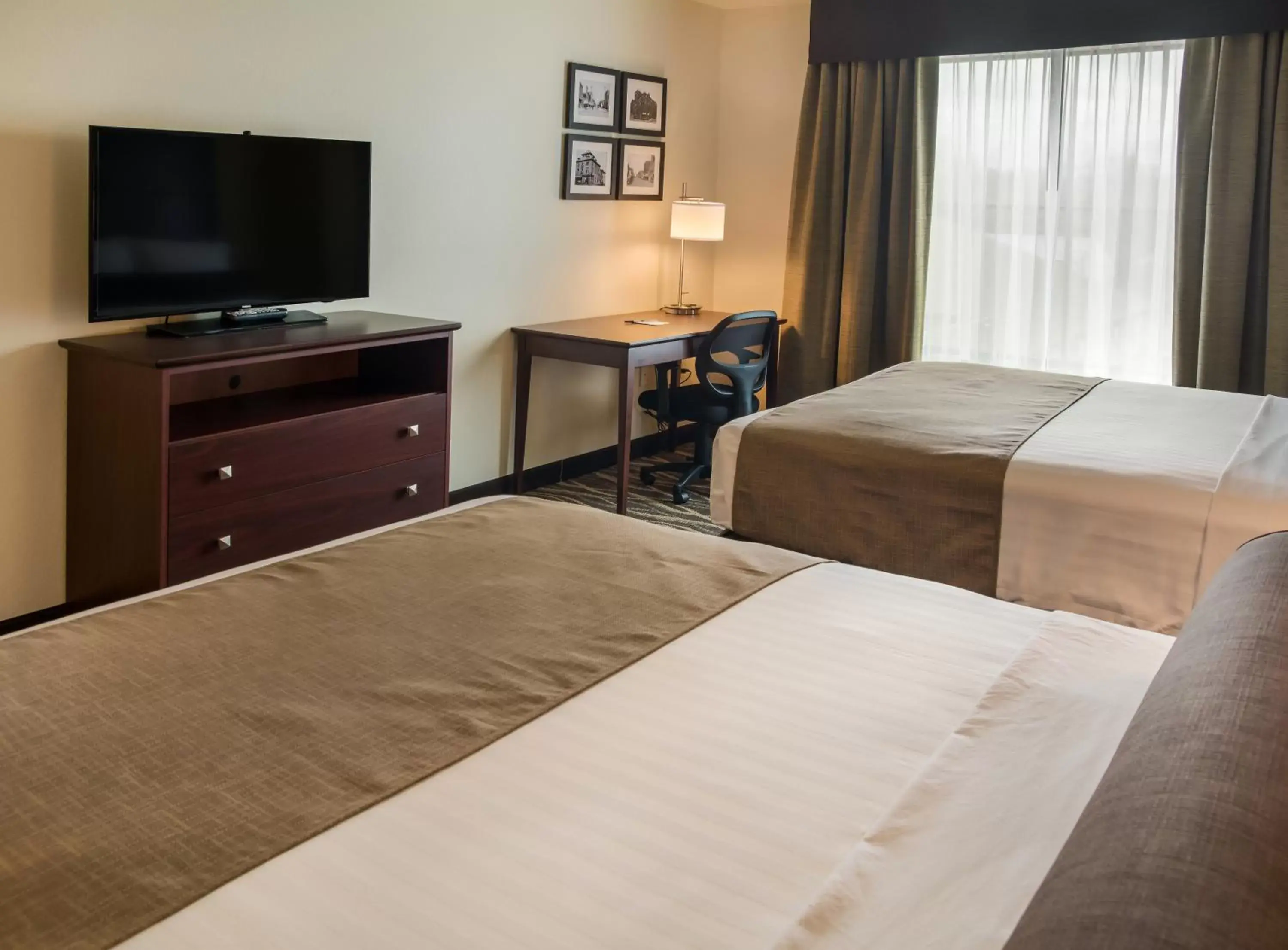 Bed in Cobblestone Inn and Suites - Ashland