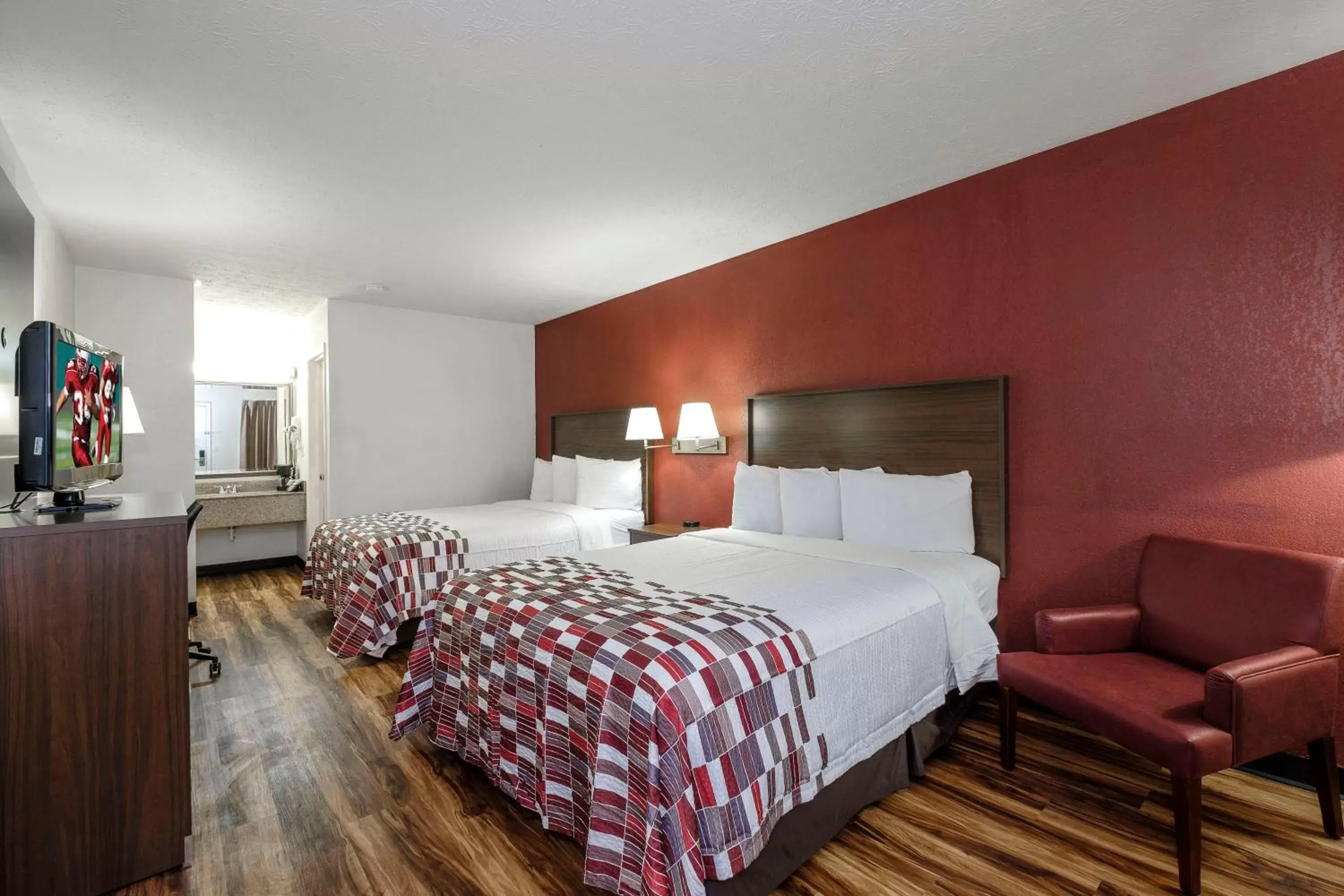 Bedroom, Bed in Red Roof Inn Edgewood