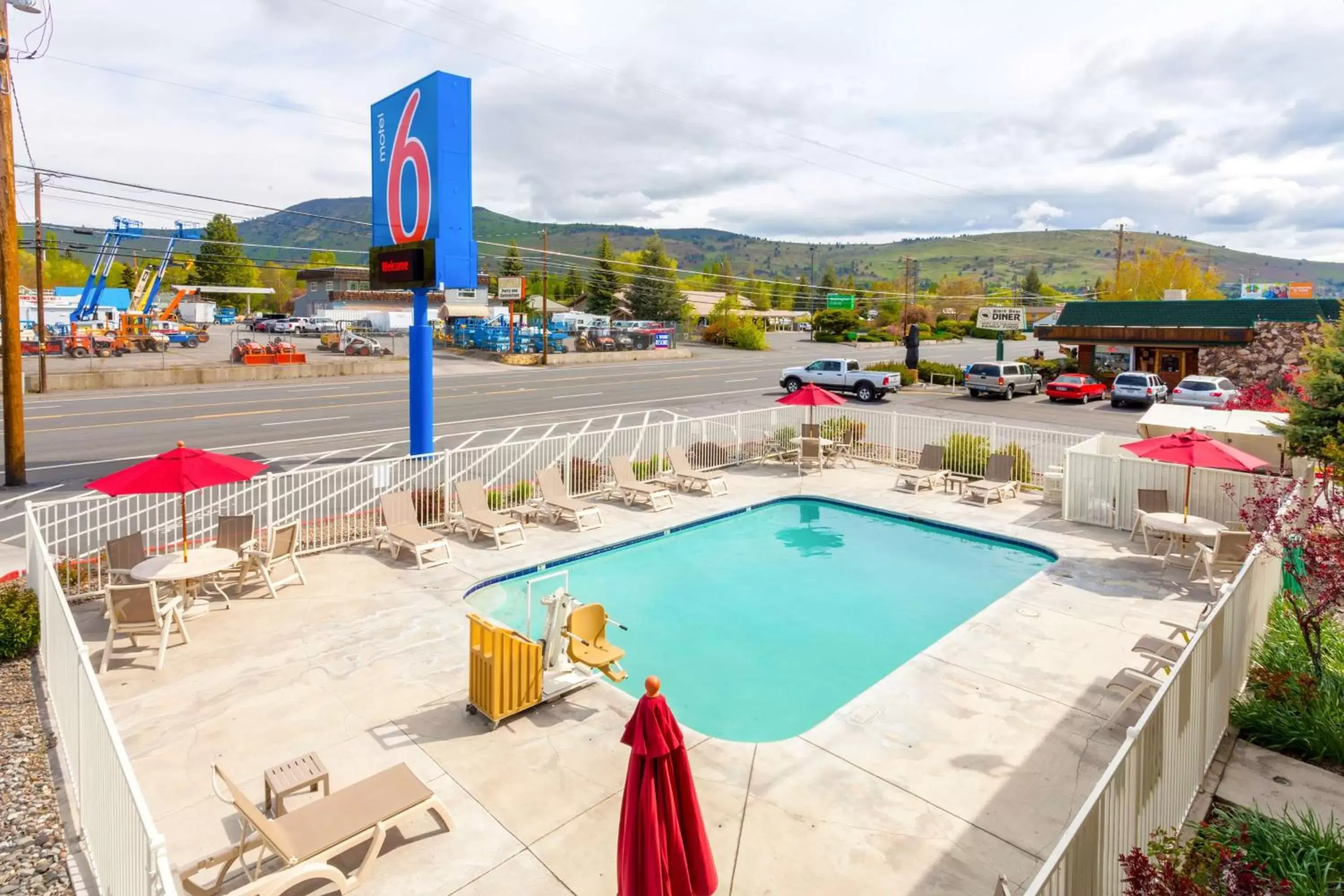 Day, Swimming Pool in Motel 6-Klamath Falls, OR