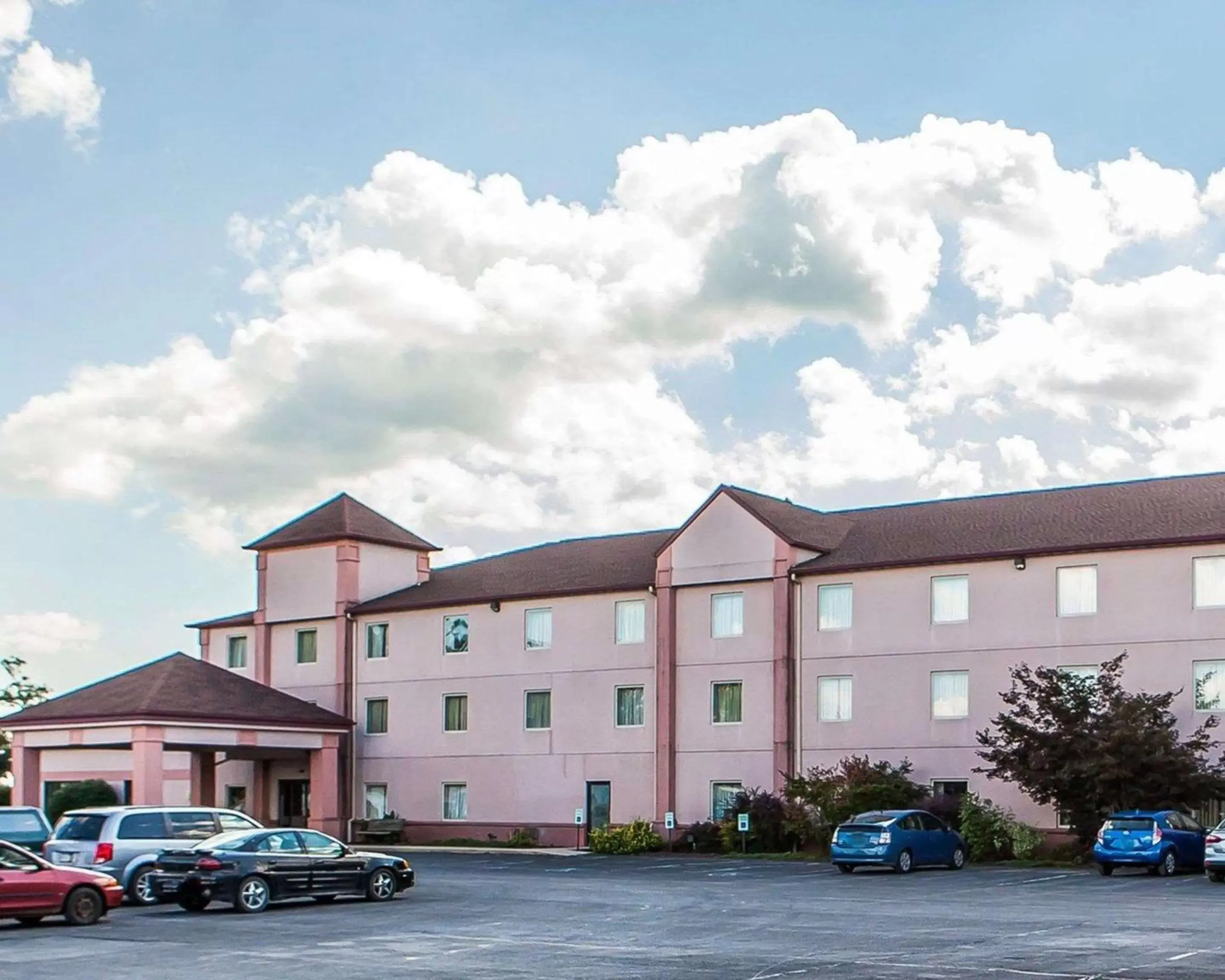 Property Building in Quality Inn Midway