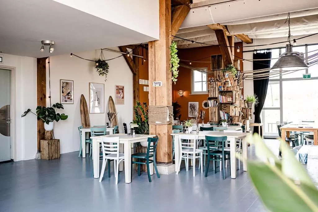 Restaurant/places to eat in TinyParks Cast Away