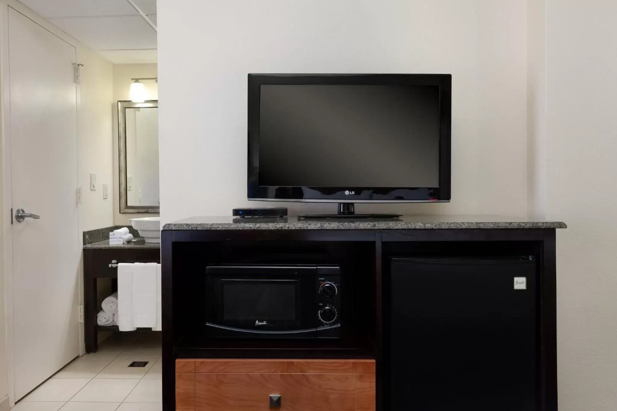 Photo of the whole room, TV/Entertainment Center in Holiday Inn Express & Suites - Atlanta Downtown, an IHG Hotel