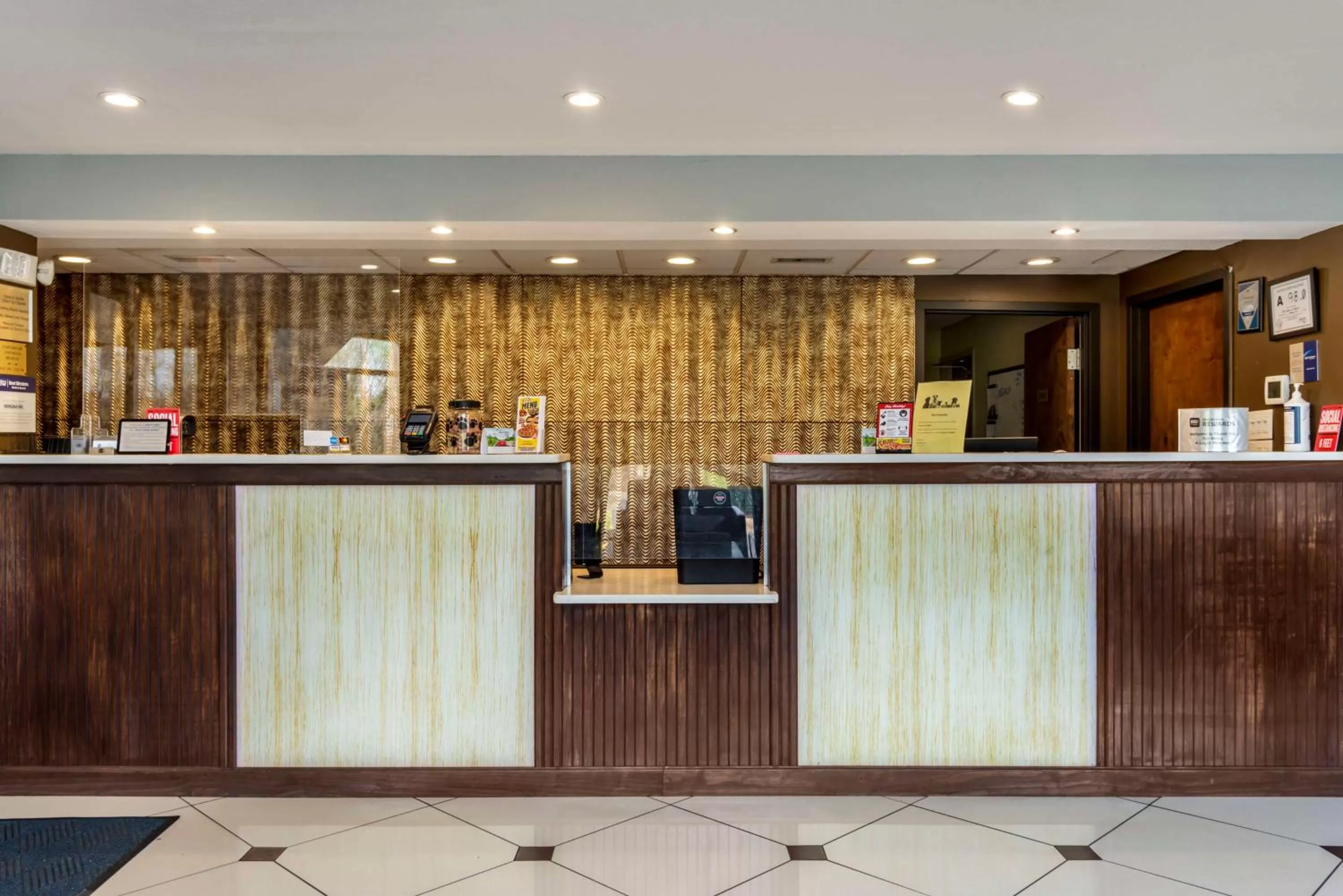 Lobby or reception in Best Western Statesville Inn