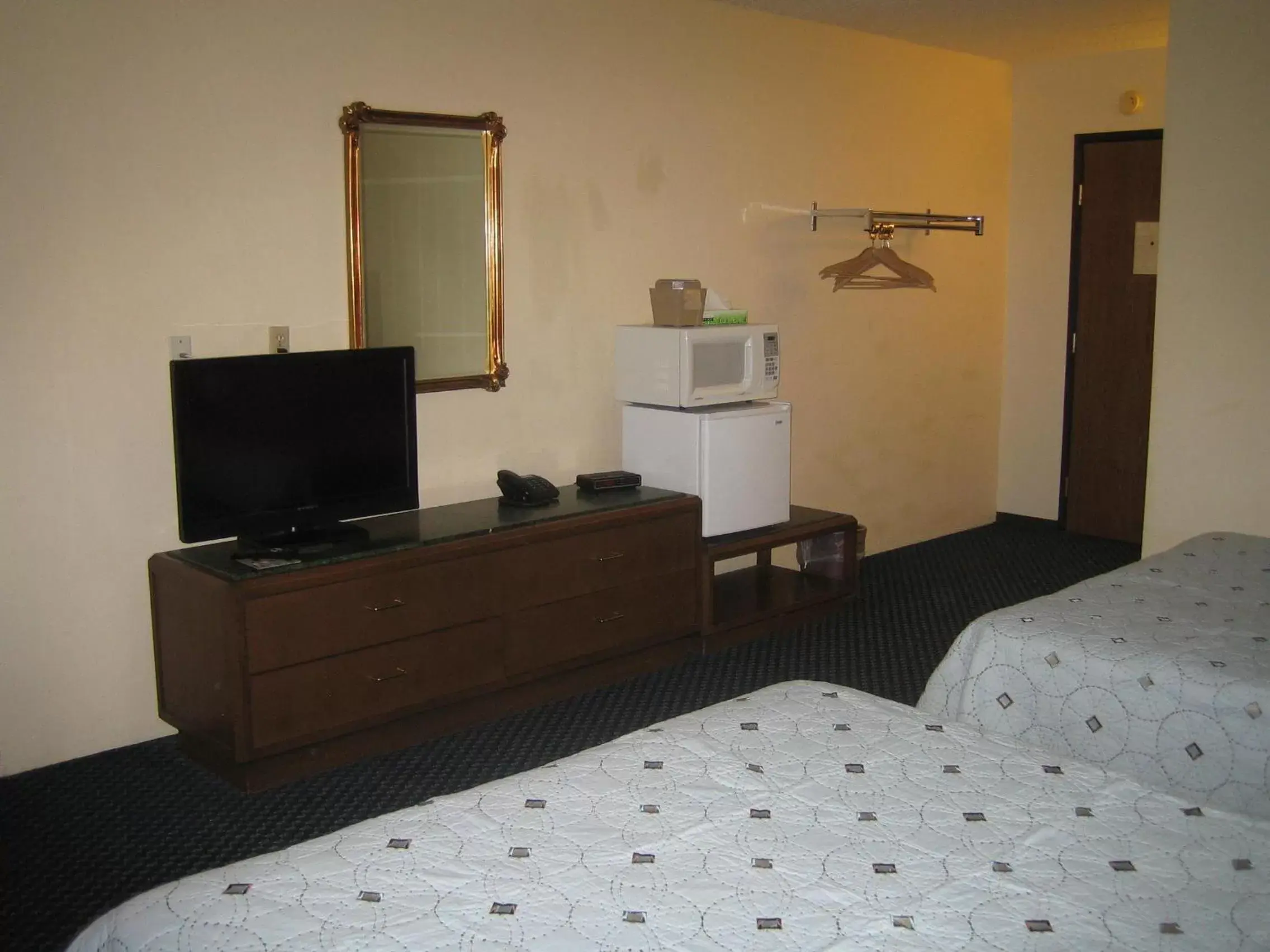 Bedroom, TV/Entertainment Center in Knights Inn Litchfield