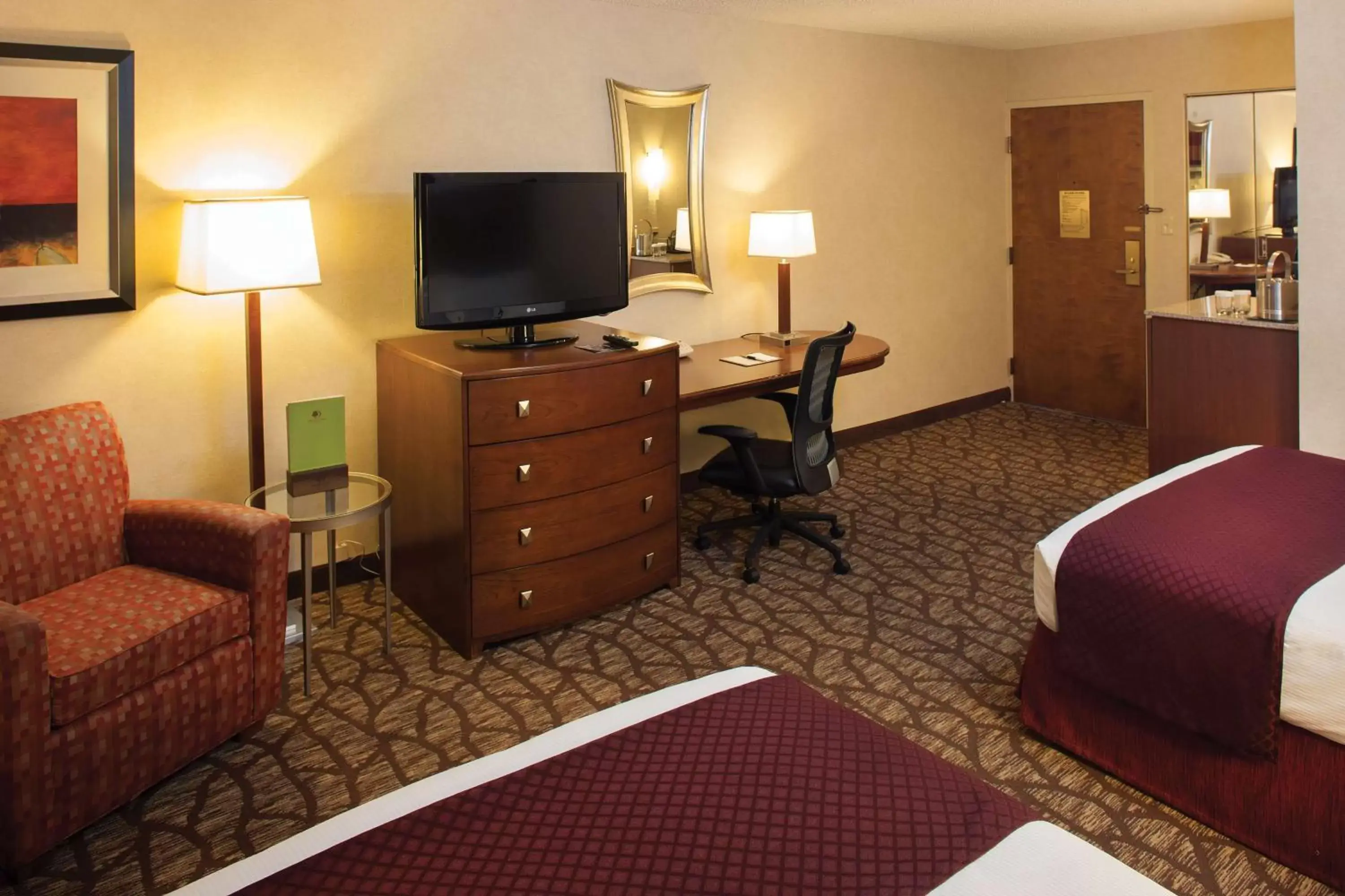 Bedroom, TV/Entertainment Center in DoubleTree by Hilton Hotel Oak Ridge - Knoxville