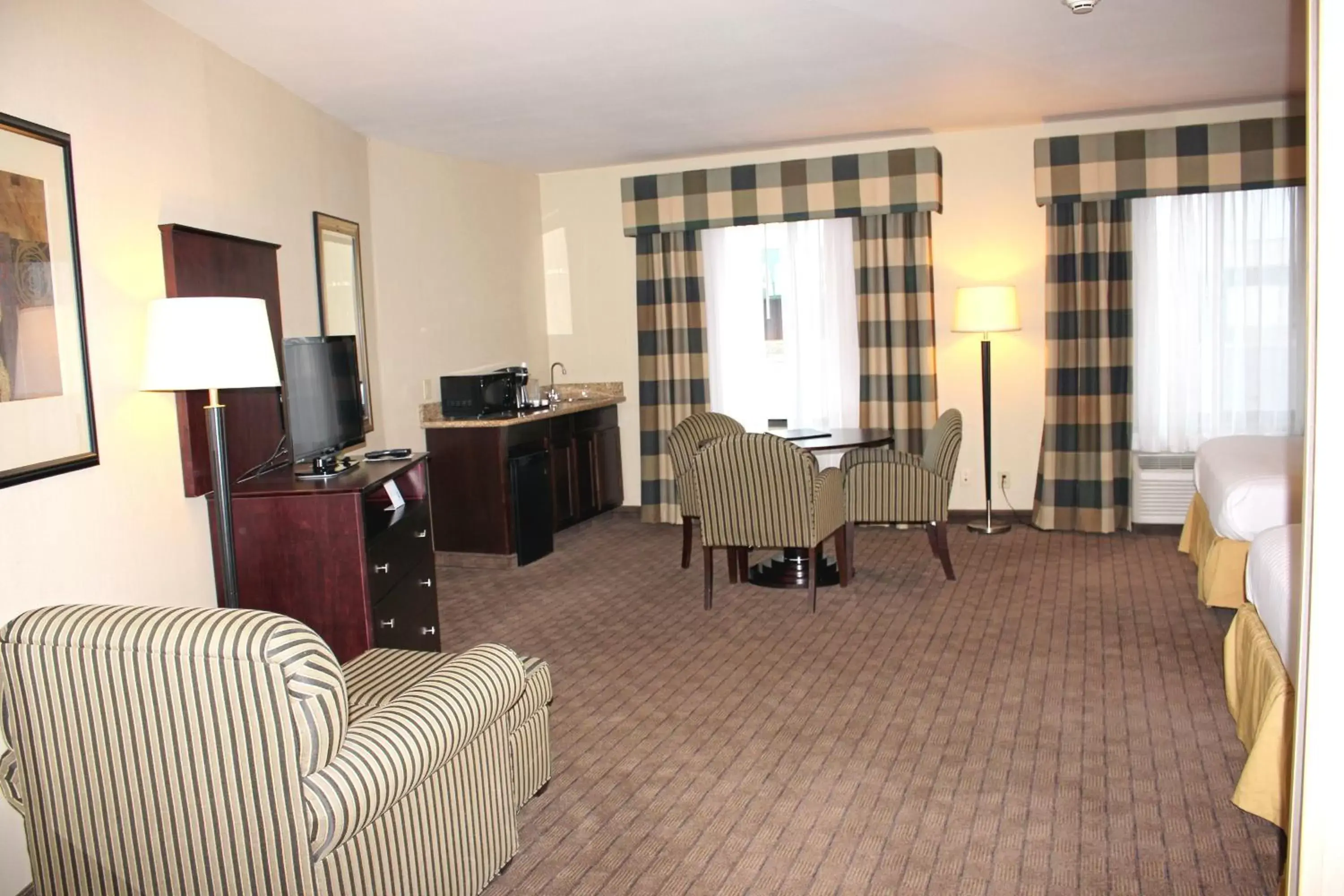 Photo of the whole room, Seating Area in Holiday Inn Express Hotel & Suites Syracuse North Airport Area, an IHG Hotel