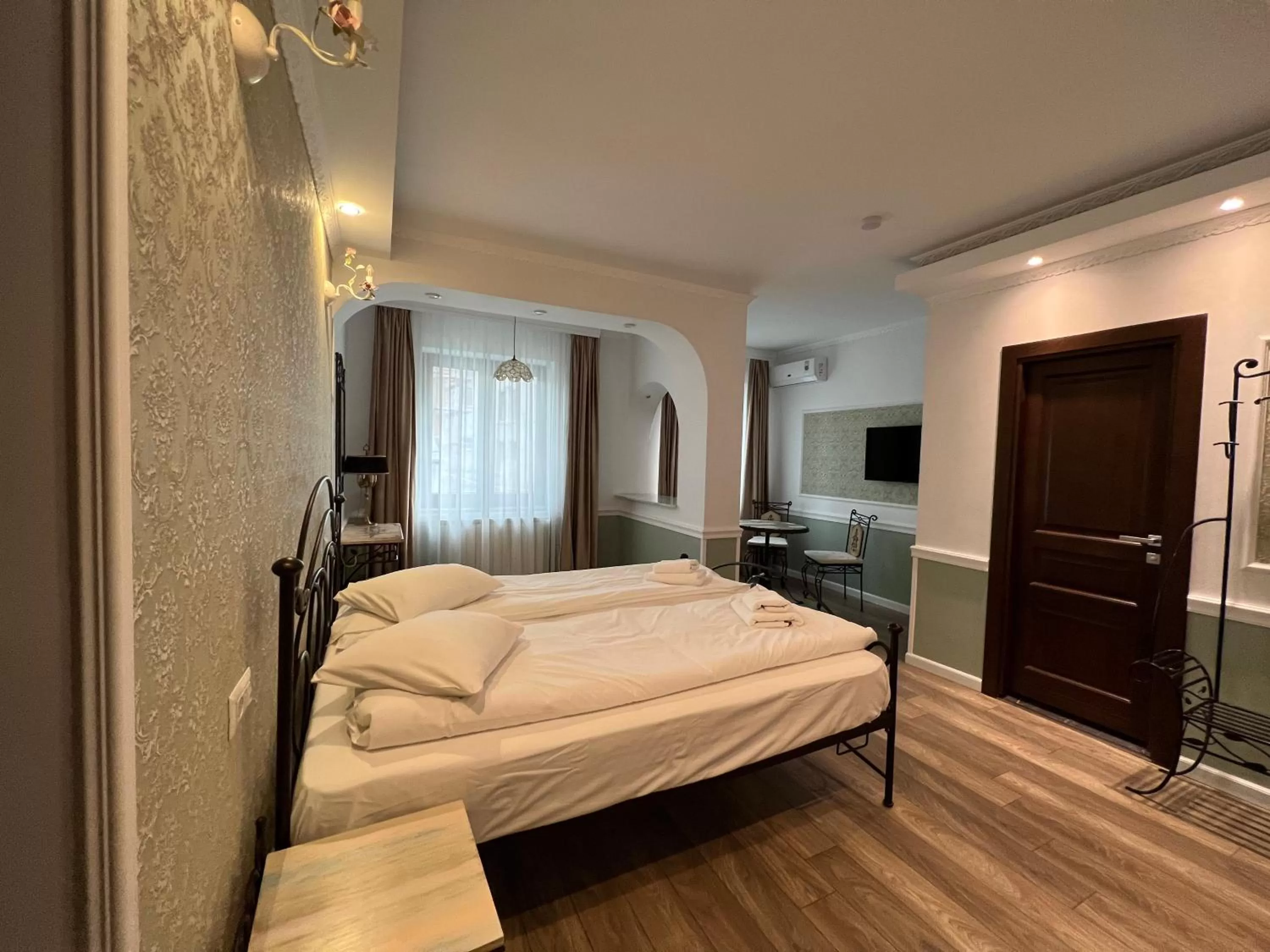 Bed in Hotel Boutique Cathedral Plaza Residences room for rent downtown