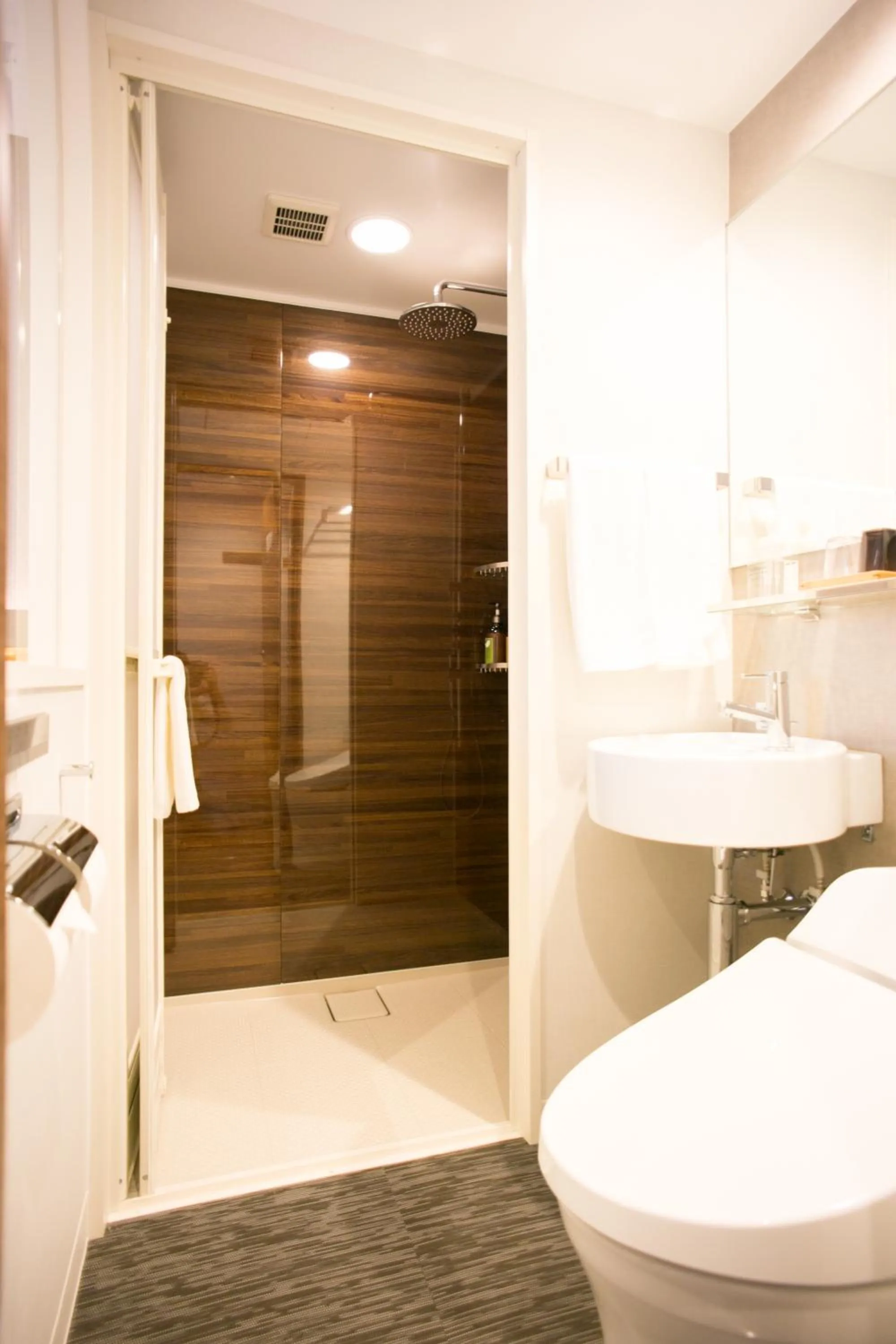 Shower in Nishitetsu Hotel Croom Hakata