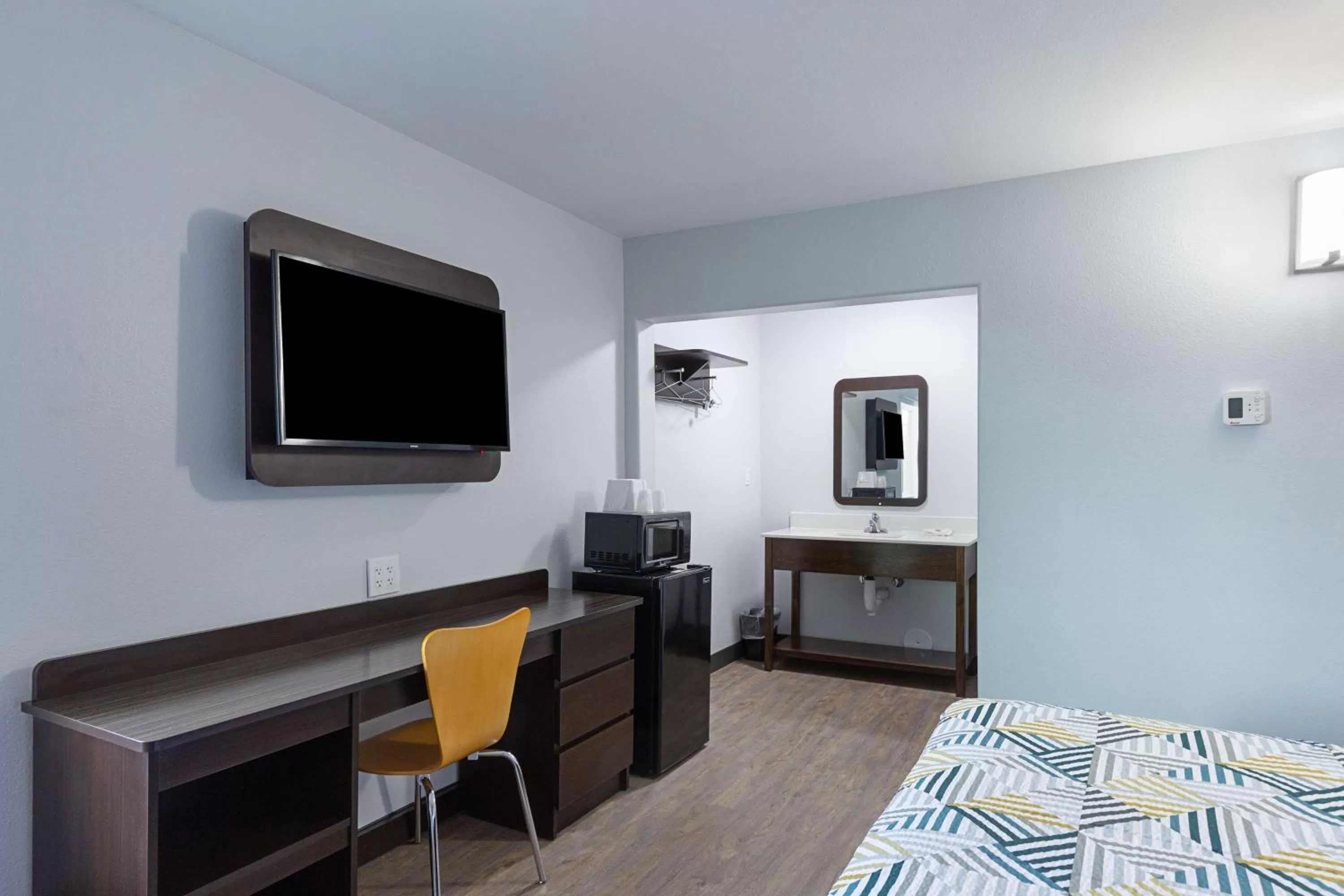 Photo of the whole room, Bed in Motel 6-Show Low, AZ