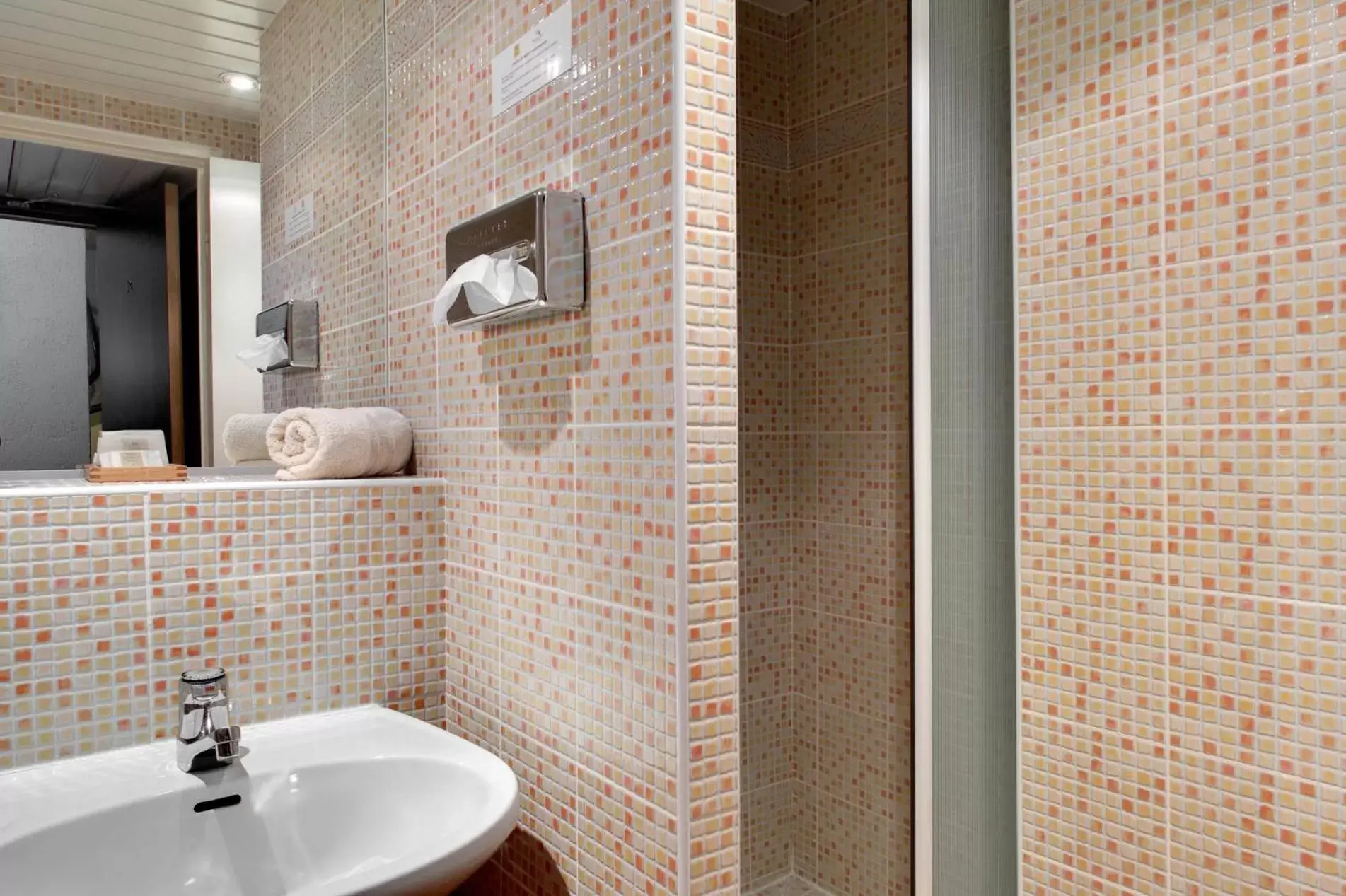 Shower, Bathroom in Logis Hôtel du Midi - Saint Etienne Sud